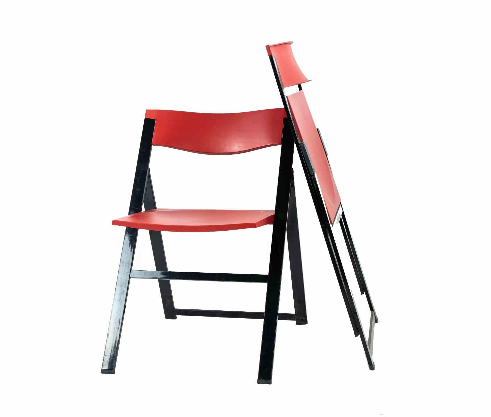The P08 folding chairs is a design item realized in the 1990s.

First appeared in 1991 as a result of collaboration between the Centro Progetti Tecno and German designer Justus Kolberg.

 The seat and backrest are in red painted polyamide