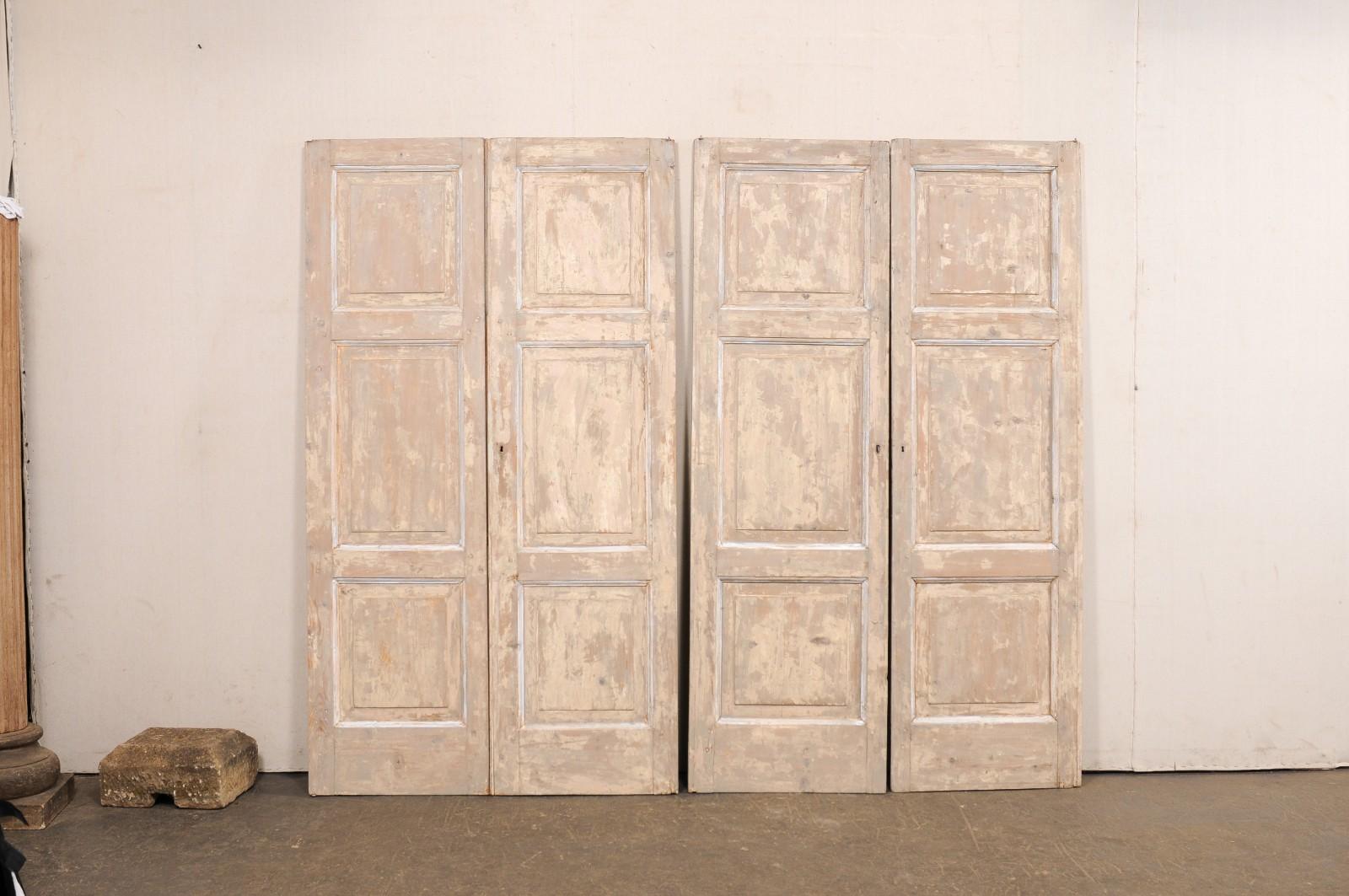 Un set francese di quattro porte in legno con pannelli in rilievo del XIX secolo. Queste porte antiche provenienti dalla Francia, composte da due coppie (quattro porte in totale), presentano ciascuna un design a tre pannelli in rilievo. Presentano