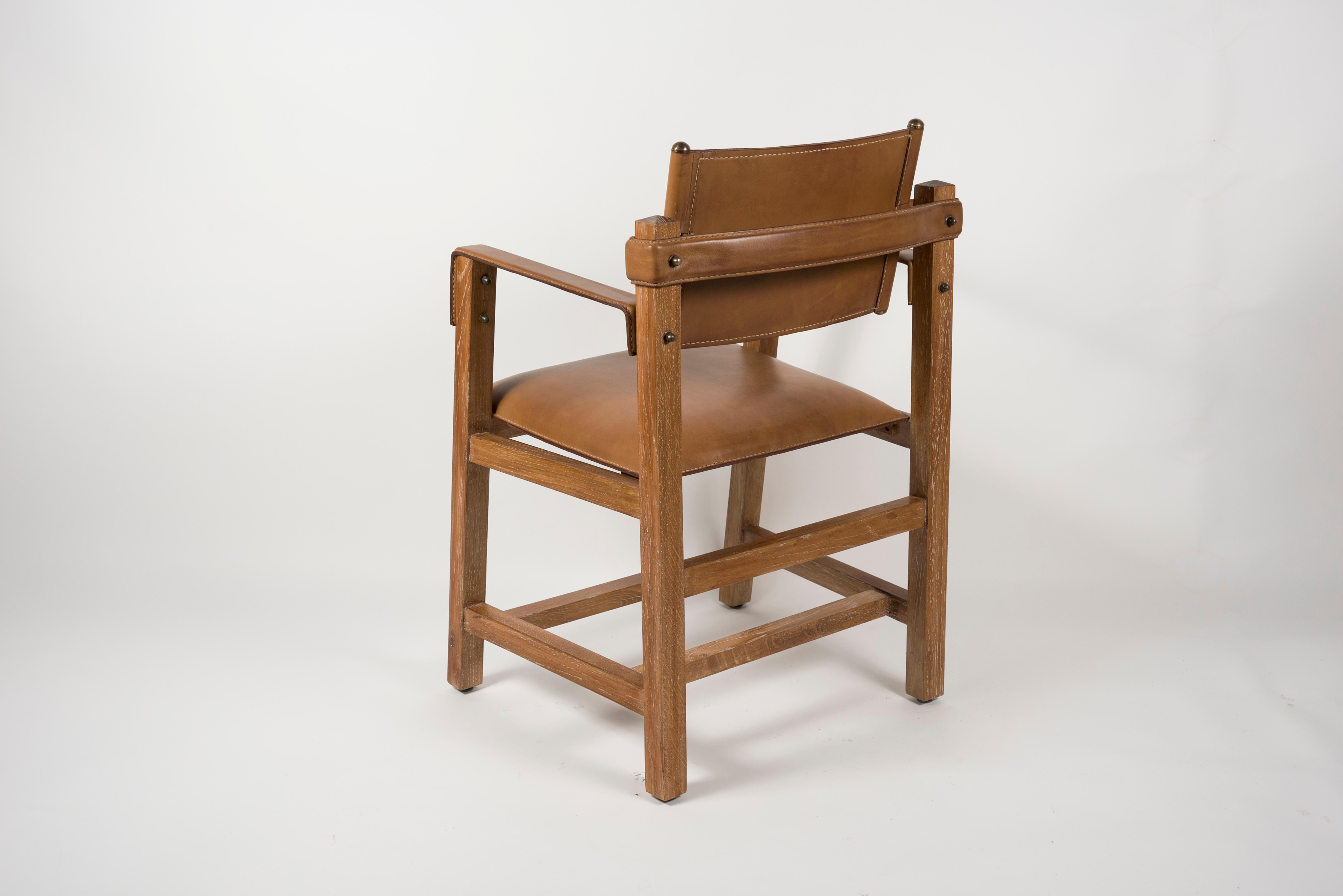 Français Ensemble de deux paires de fauteuils en cuir cousus par Jacques Adnet en vente