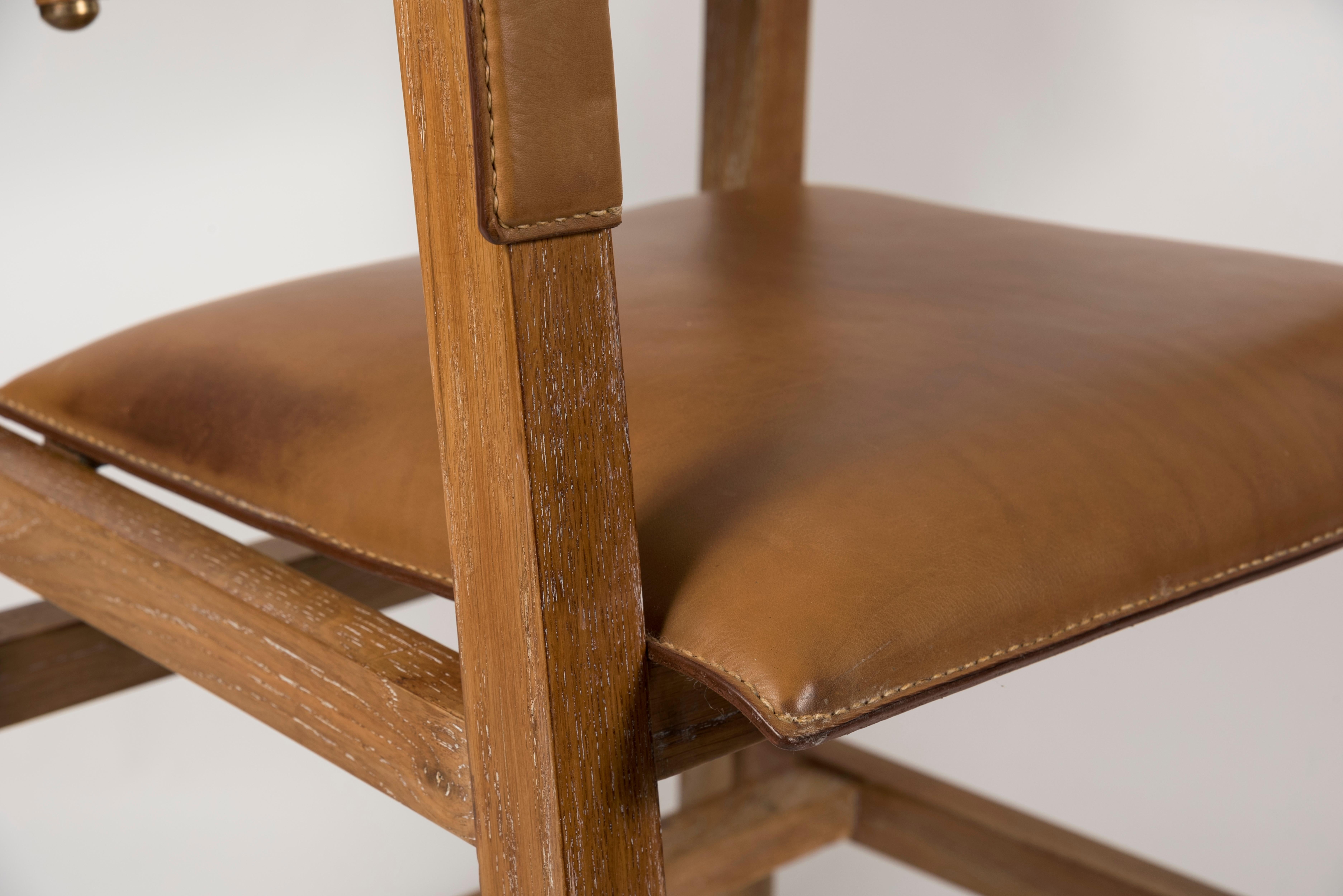 Ensemble de deux paires de fauteuils en cuir cousus par Jacques Adnet Bon état - En vente à Bois-Colombes, FR