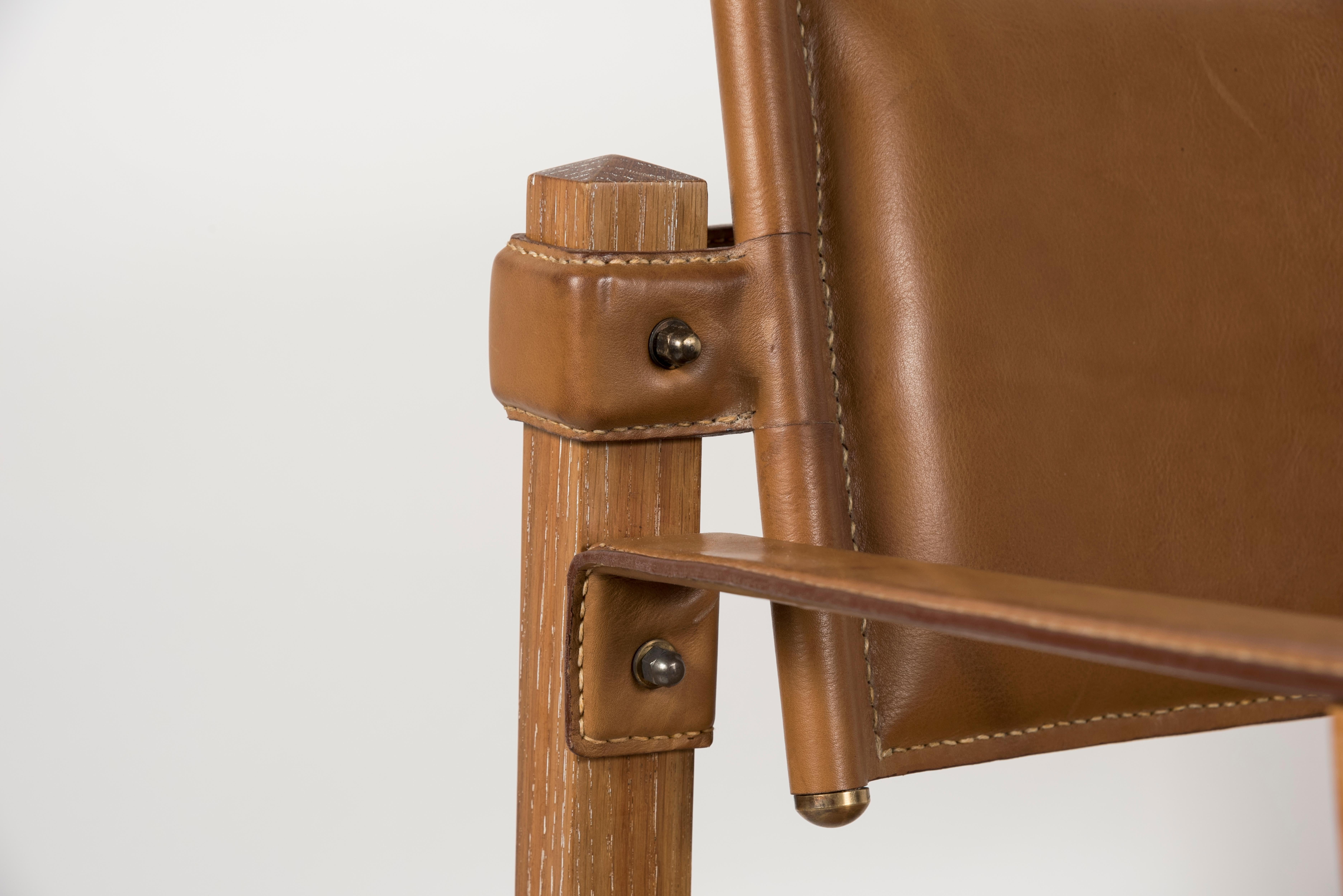 Milieu du XXe siècle Ensemble de deux paires de fauteuils en cuir cousus par Jacques Adnet en vente