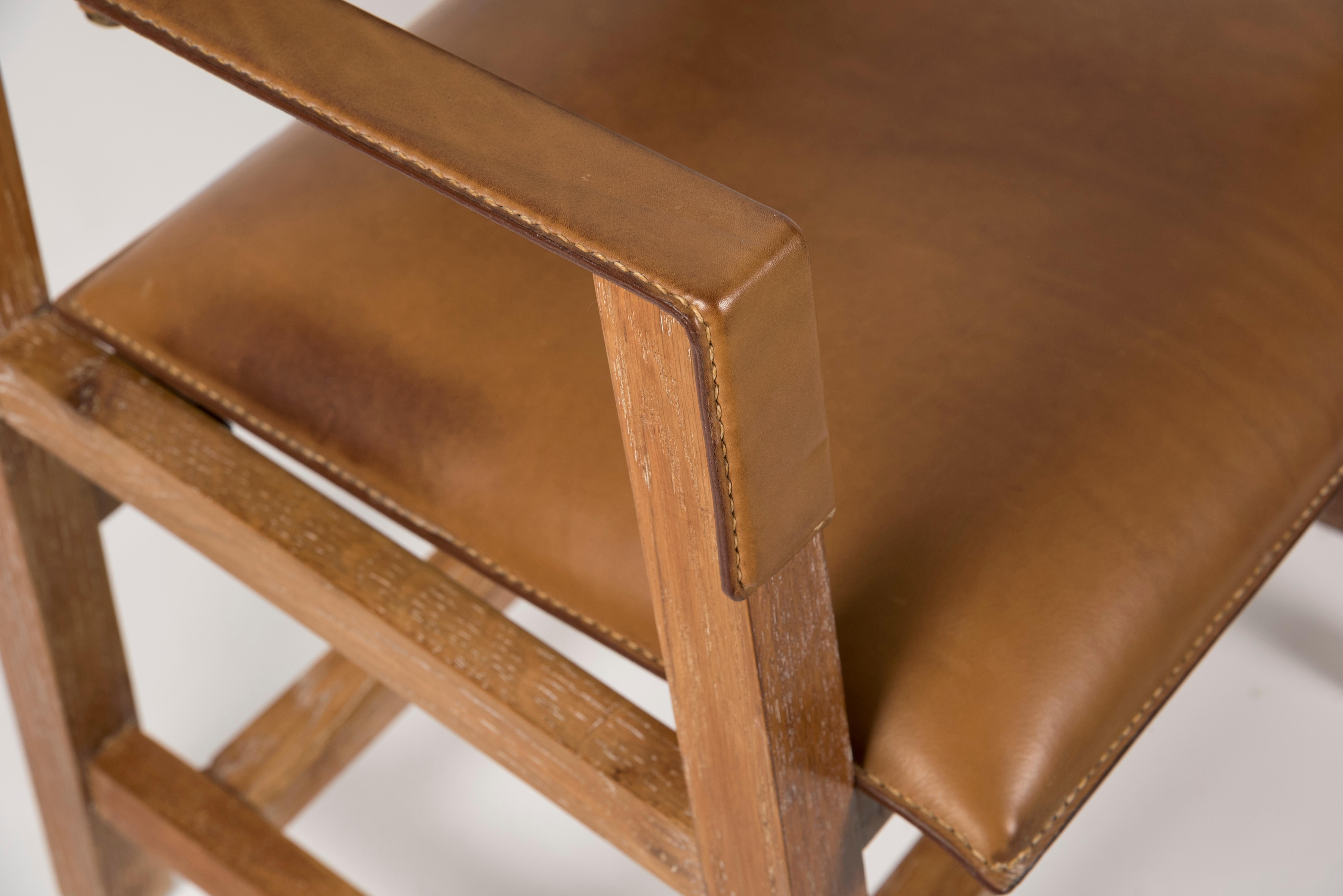 Cuir Ensemble de deux paires de fauteuils en cuir cousus par Jacques Adnet en vente