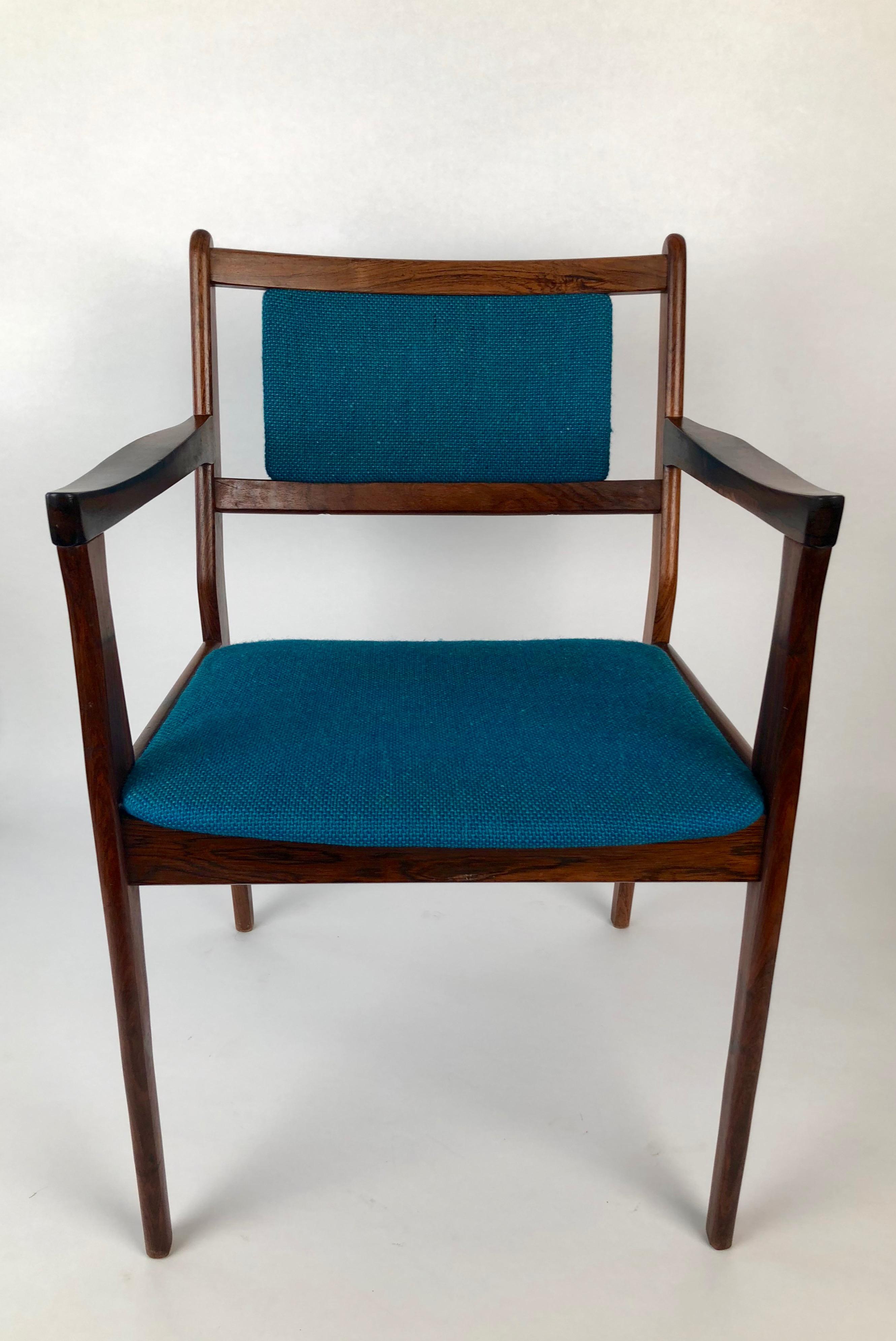 Set di due sedie in palissandro con tessuto turchese degli anni '60 in vendita 1
