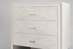 Ensemble de deux tables de nuit en parchemin avec tiroirs biseautés de R&Y Augousti