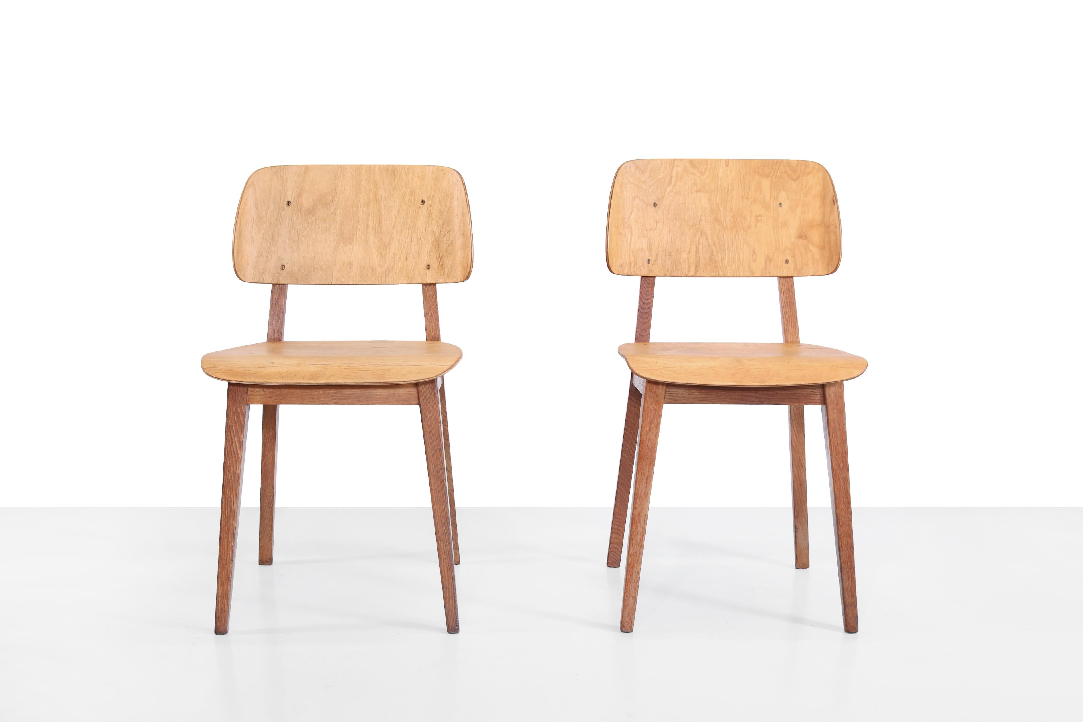 Magnifiques et rares chaises Pastoe conçues par Dirk Braakman, le père de Cees Braakman, dans les années 1940. Les chaises sont fabriquées en chêne massif et en contreplaqué cintré. A notre avis, il s'agit de l'ancienne 