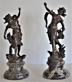 Ensemble de deux figures féminines en bronze patiné sur socle en marbre, signées Geo Maxim