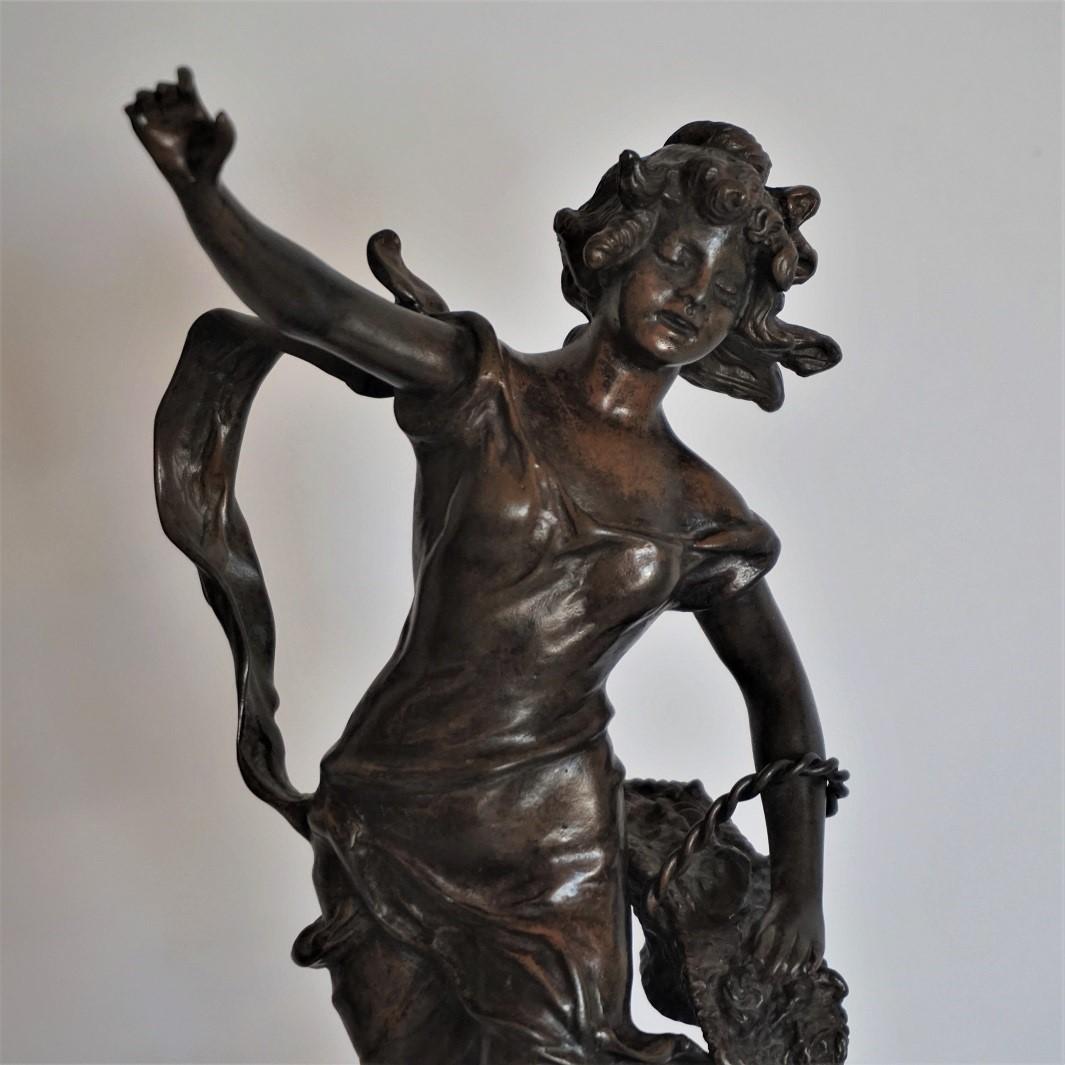 Ensemble de deux figures féminines en bronze patiné sur socle en marbre, signées Geo Maxim 1