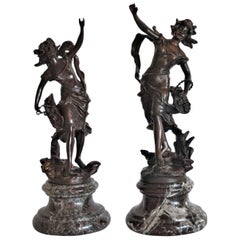 Ensemble de deux figures féminines en bronze patiné sur socle en marbre, signées Geo Maxim