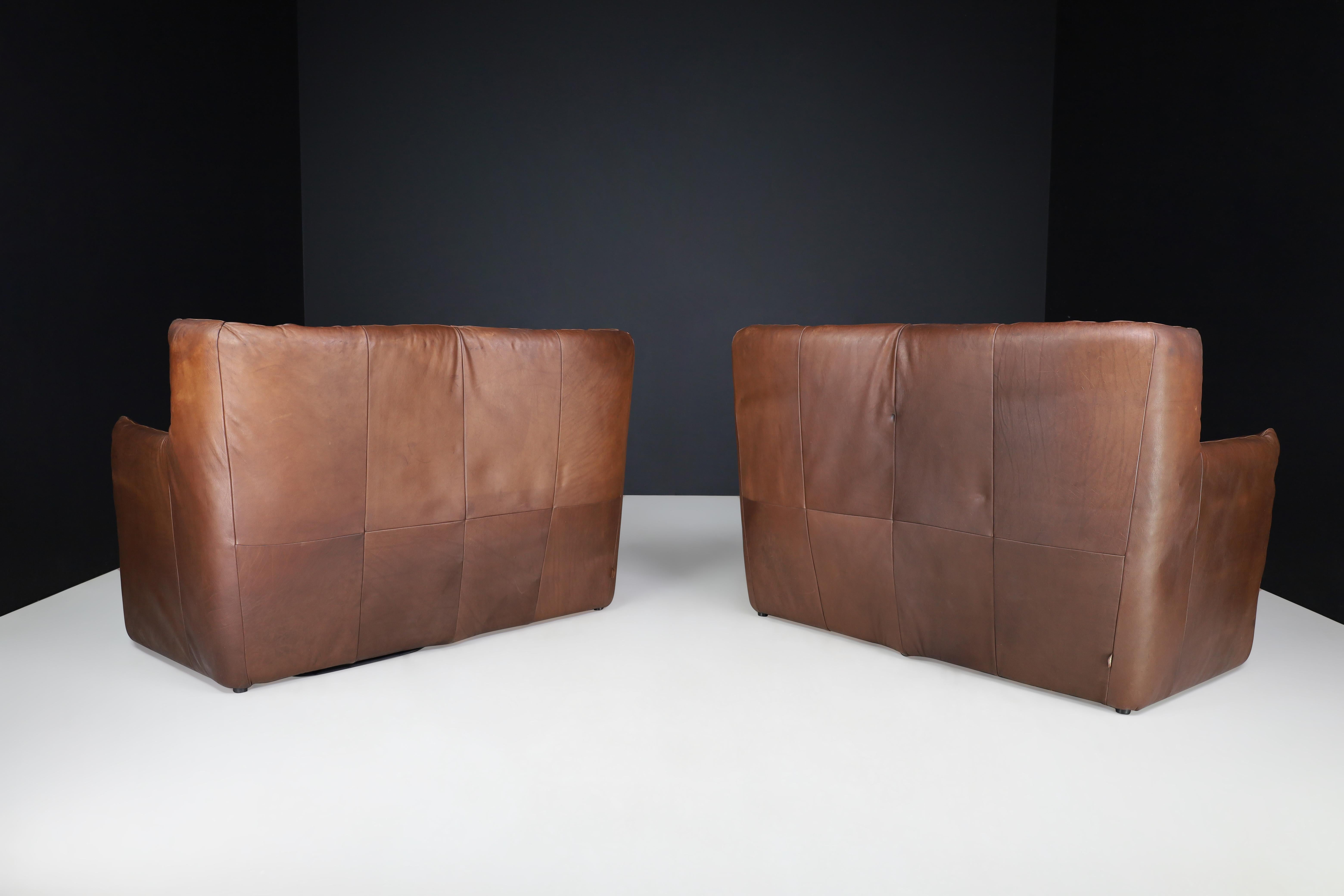 Conjunto de dos sofás de cuero patinado de Gerard Van Den Berg para Montis Países Bajos Holandés en venta