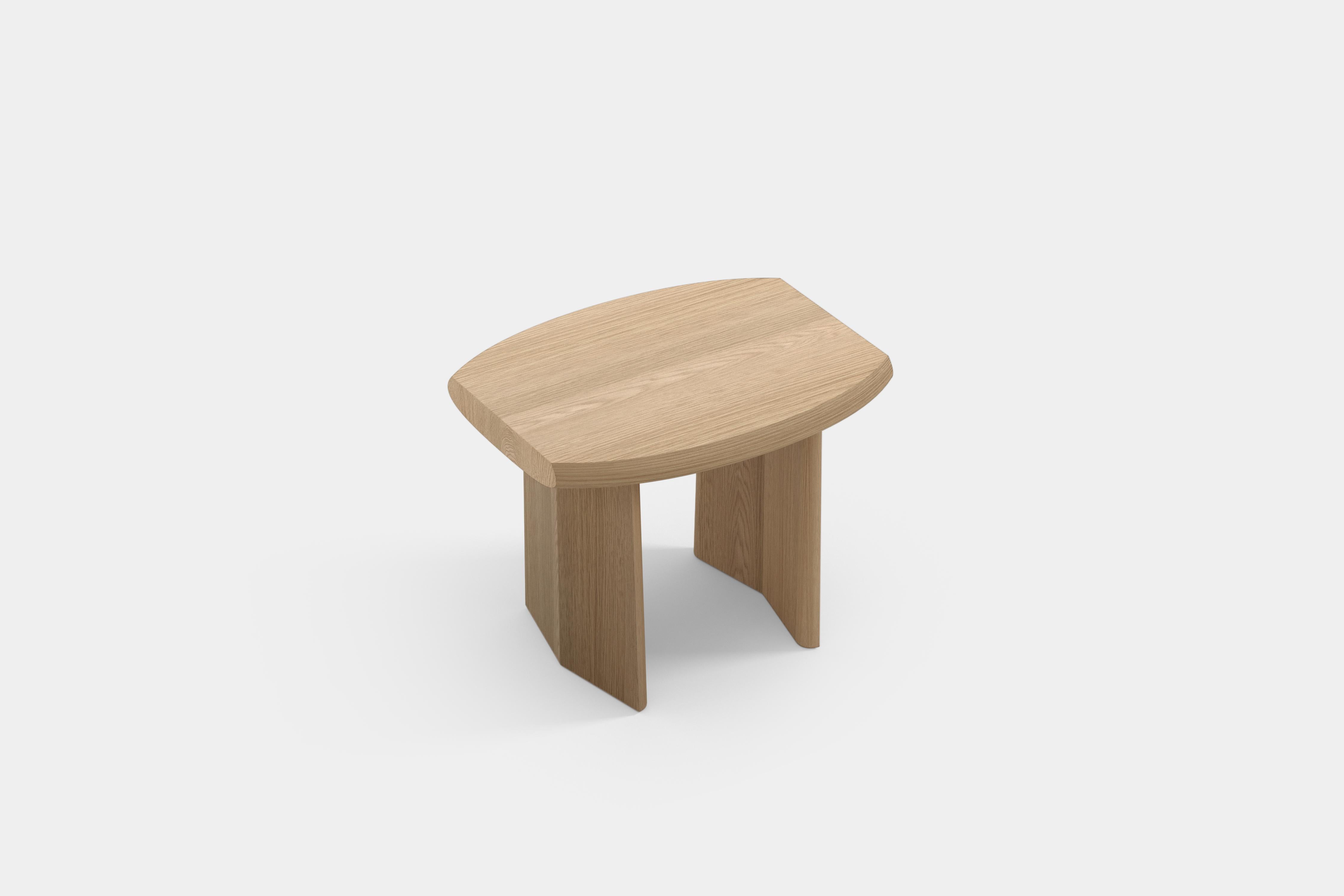 Ensemble de deux tables d'appoint peana, table de nuit en bois naturel de chêne par Joel Escalona.

Peana, qui se traduit en anglais par base ou piédestal, est une série de tables et de surfaces différentes inspirées par l'idée de créer des