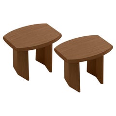 Conjunto de dos mesitas auxiliares Peana, mesita de noche de madera teñida de rojo, Joel Escalona