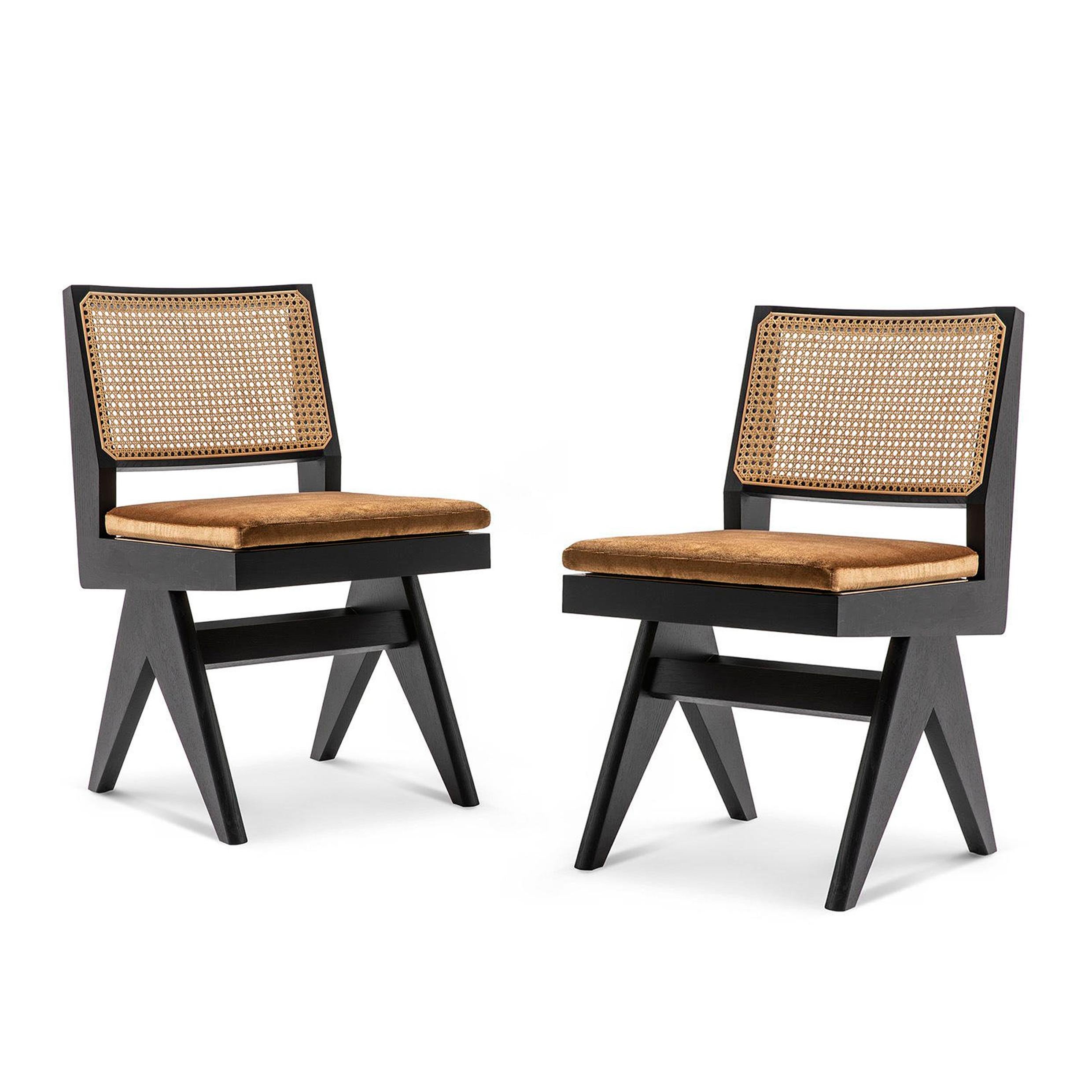 Stuhl, entworfen von Pierre Jeanneret um 1950, neu aufgelegt im Jahr 2019.
Hergestellt von Cassina in Italien.

Dieser Stuhl ist einer der bekanntesten im Capitol Complex von Chandigarh und in allen Büros des Sekretariats zu finden. Die einzelnen