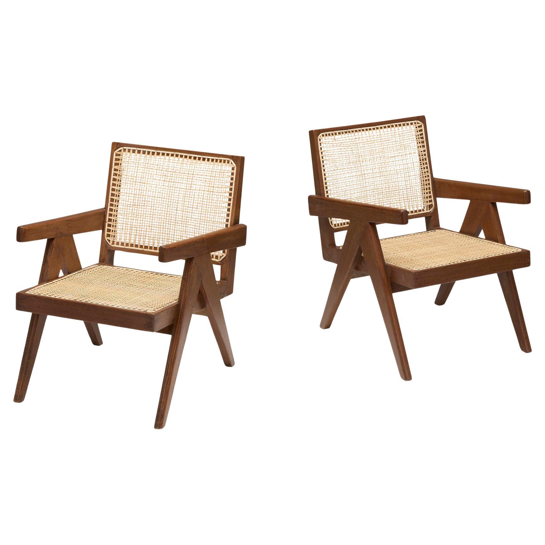 Ensemble de deux fauteuils faciles Pierre Jeanneret, teck et canne, Chandigarh, années 1950
Remarquable paire de fauteuils Pierre Jeanneret, en teck massif, avec dossier et assise en rotin tressé à la main, conçue pour l'Université du Punjab, à