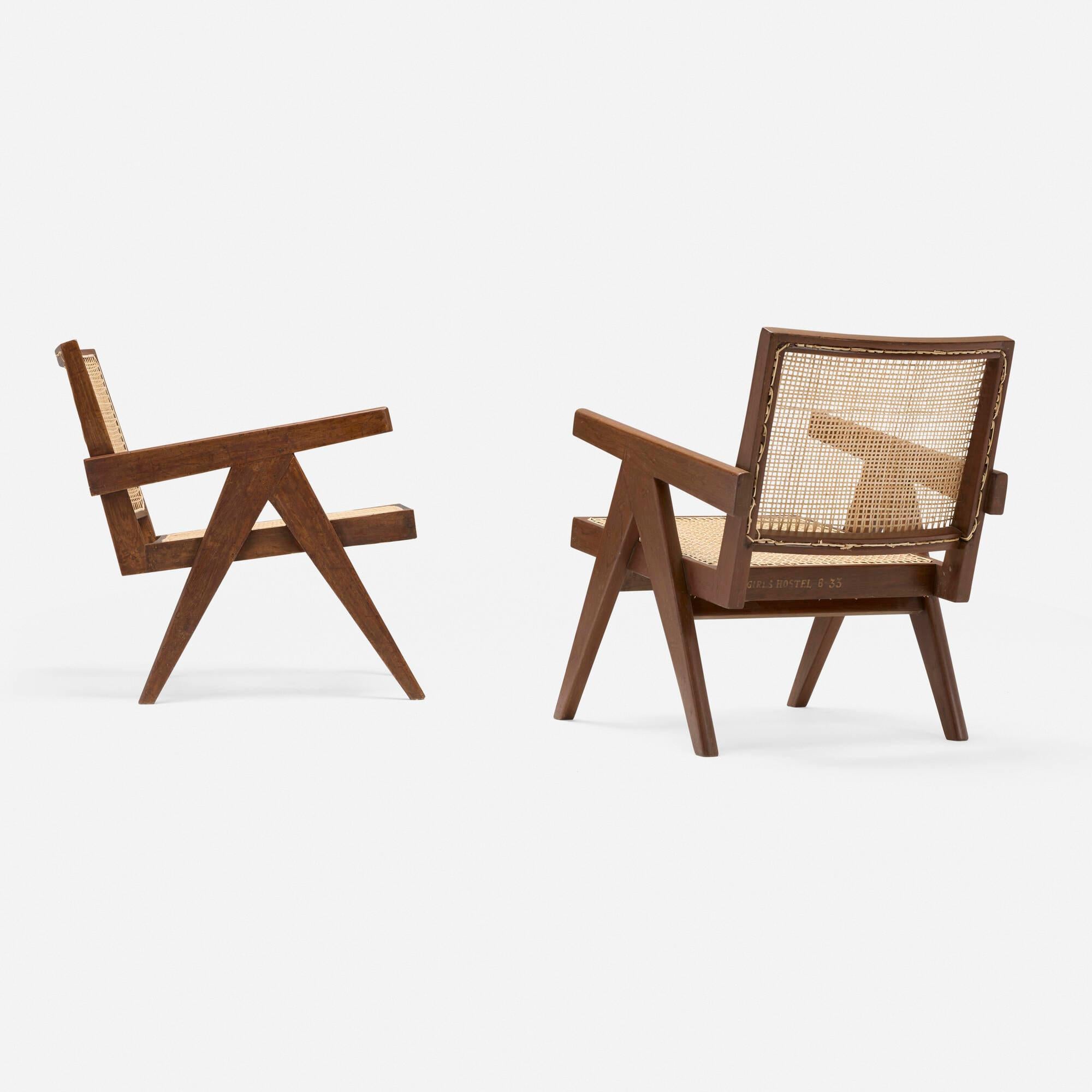 Mid-Century Modern Ensemble de deux fauteuils faciles Pierre Jeanneret, teck et canne, Chandigarh, années 1950 en vente