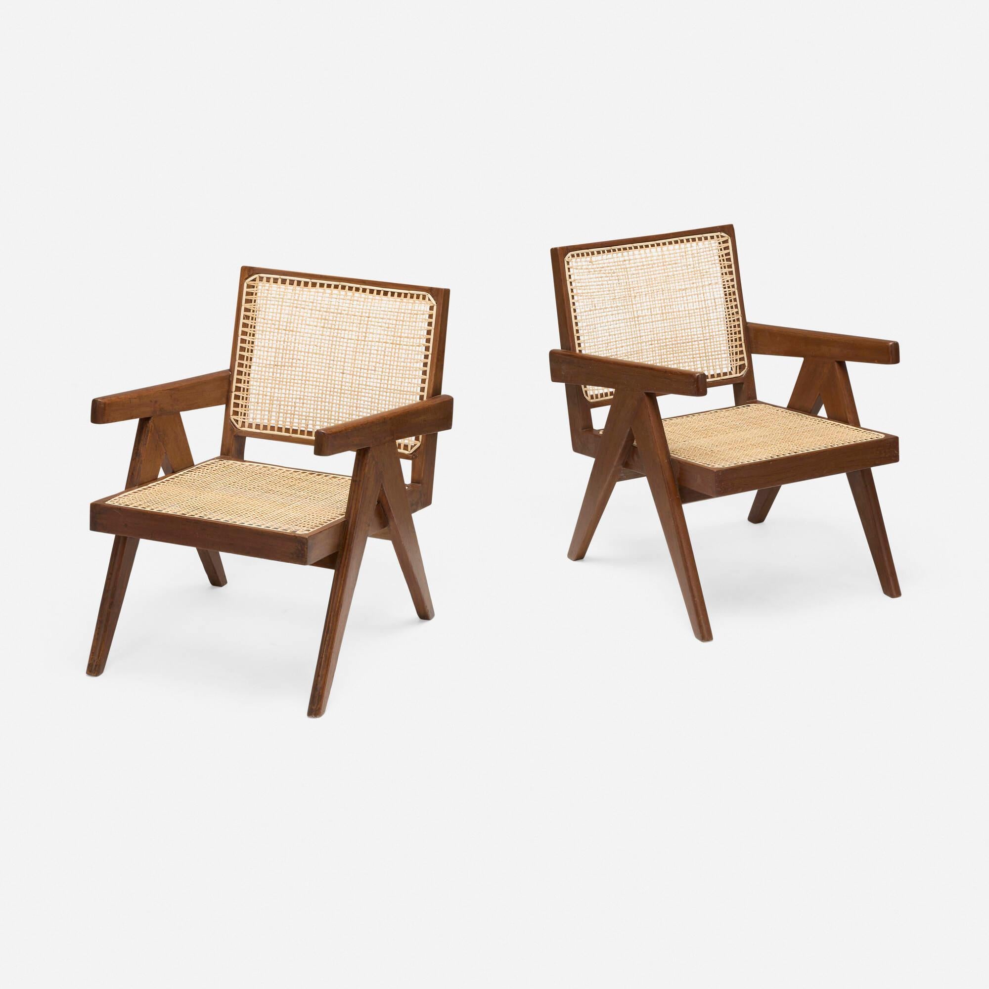 Indien Ensemble de deux fauteuils faciles Pierre Jeanneret, teck et canne, Chandigarh, années 1950 en vente