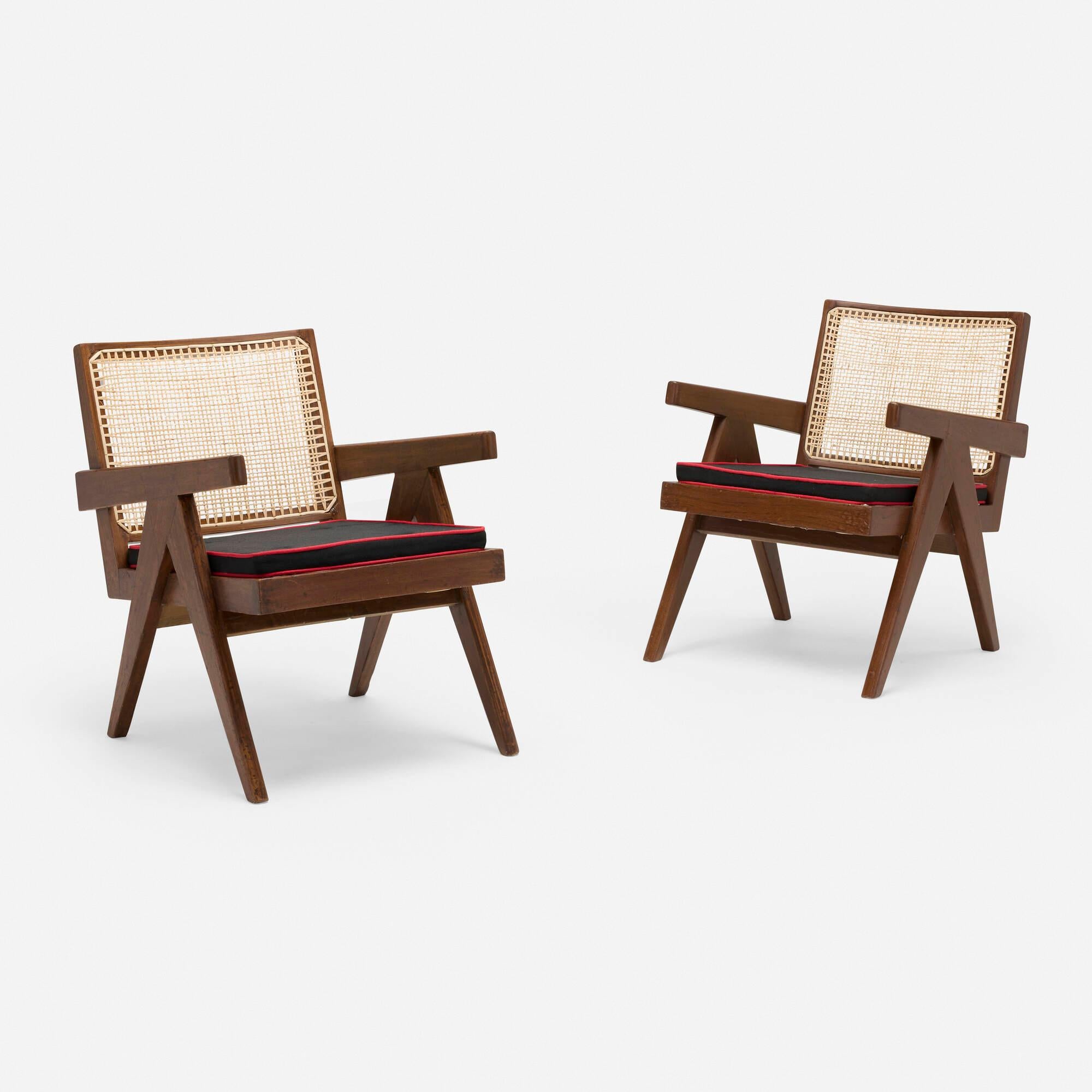 Ensemble de deux fauteuils faciles Pierre Jeanneret, teck et canne, Chandigarh, années 1950 Bon état - En vente à Bonita Springs, FL