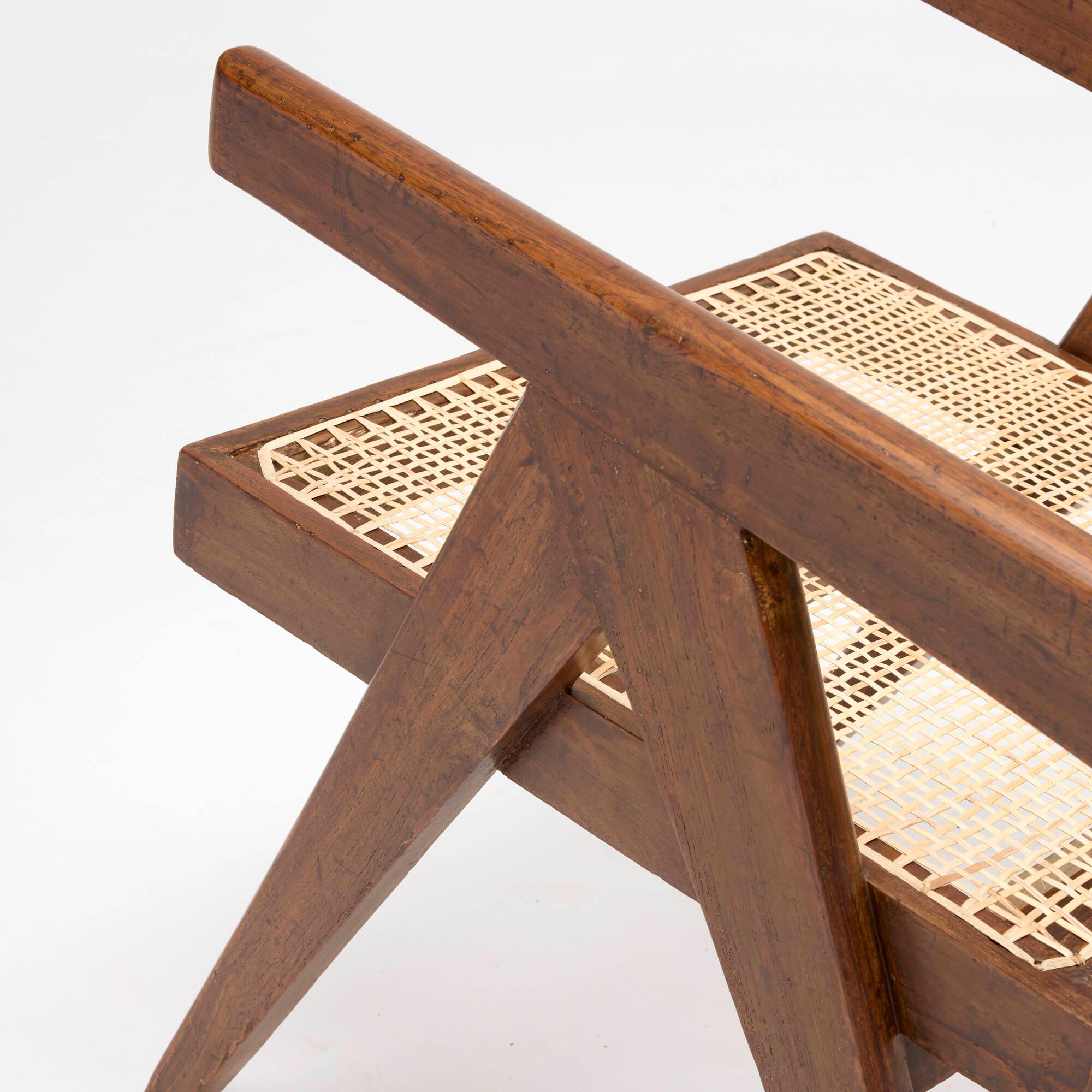 Milieu du XXe siècle Ensemble de deux fauteuils faciles Pierre Jeanneret, teck et canne, Chandigarh, années 1950 en vente