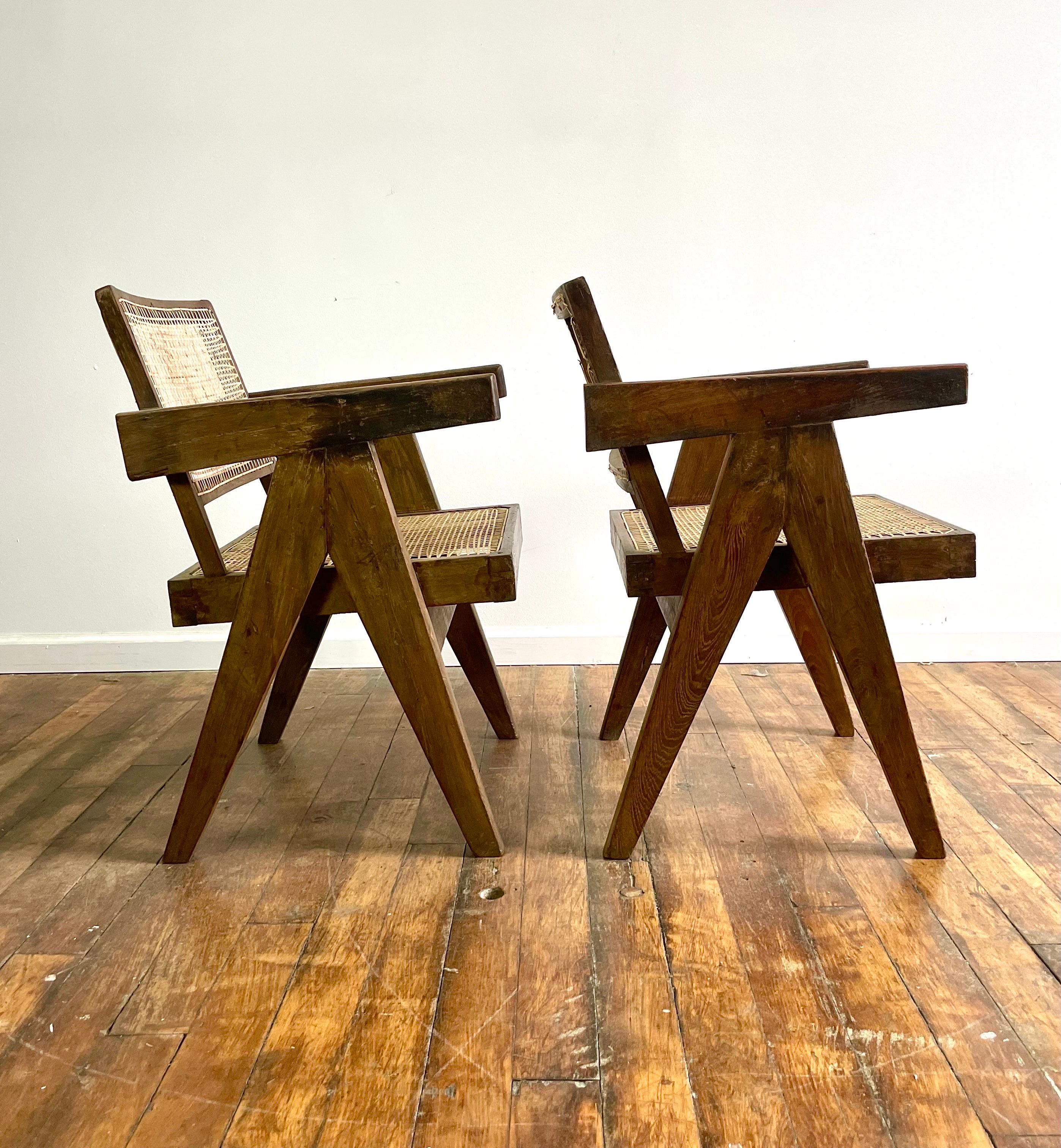Une paire époustouflante de chaises de bureau Pierre Jeanneret de la première heure. Il y a tant de chaises Jeanneret sur le marché que celles-ci sont exceptionnelles. 

Premièrement : l'épaisseur du bois est parfaite et conforme à certains des