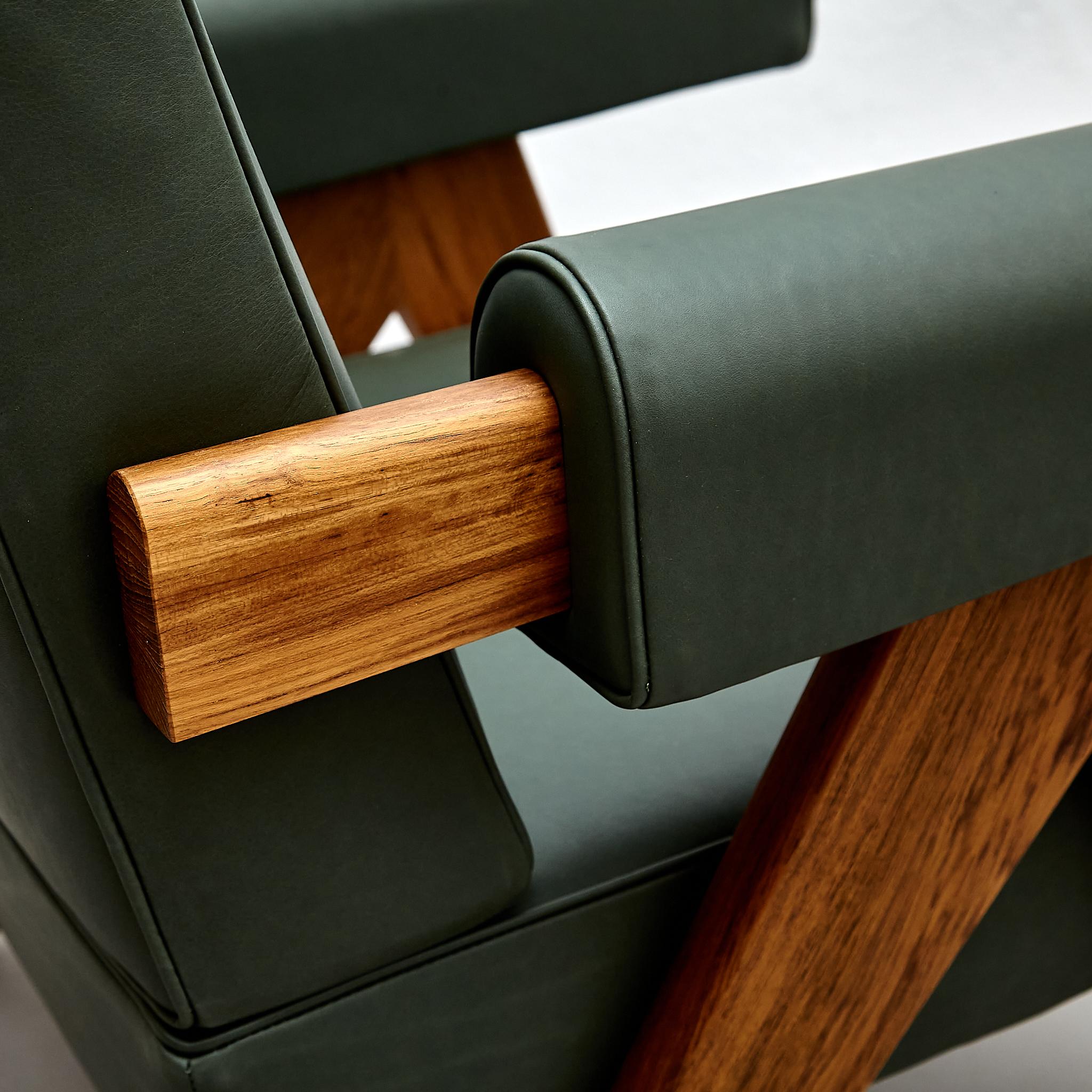Ensemble de deux fauteuils Pierre Jeanneret en bois de teck et cuir vert de Cassina en vente 7