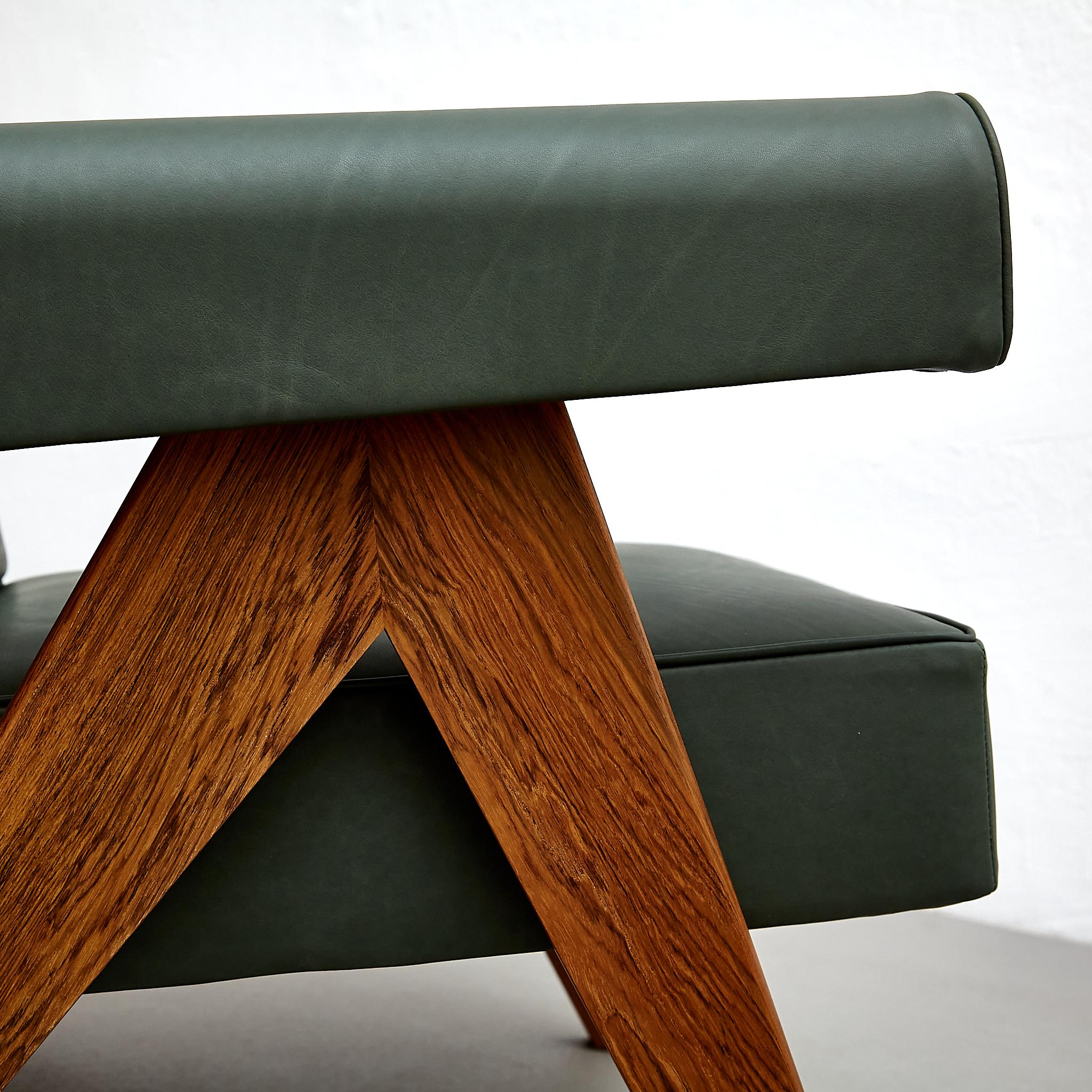 Ensemble de deux fauteuils Pierre Jeanneret en bois de teck et cuir vert de Cassina en vente 8