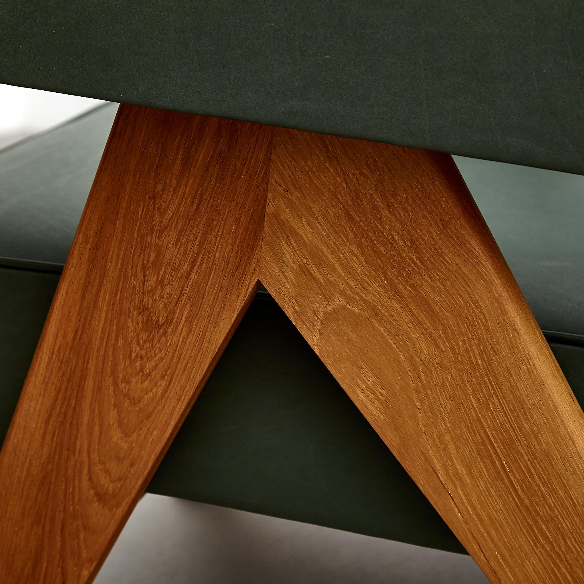 Ensemble de deux fauteuils Pierre Jeanneret en bois de teck et cuir vert de Cassina en vente 11