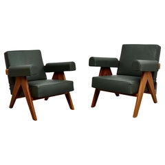 Set di due poltrone Pierre Jeanneret in legno di teak e pelle verde di Cassina