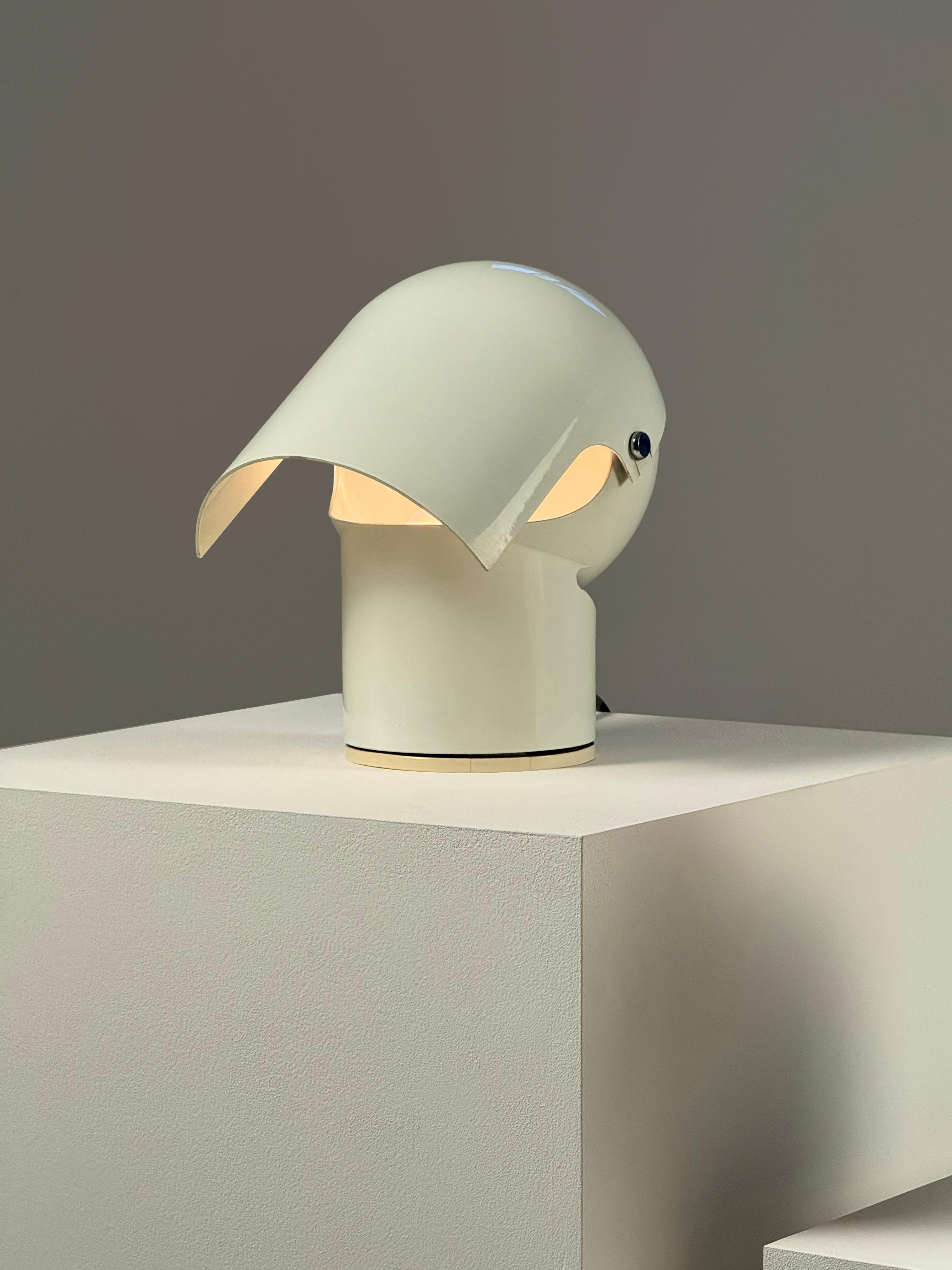 Progettata dal famoso architetto e designer italiano Gae Aulenti per Artemide nel 1972, la lampada da tavolo Pileino fu originariamente creata per una mostra di design italiano al MoMA di New York. Questo pezzo iconico esemplifica il design italiano