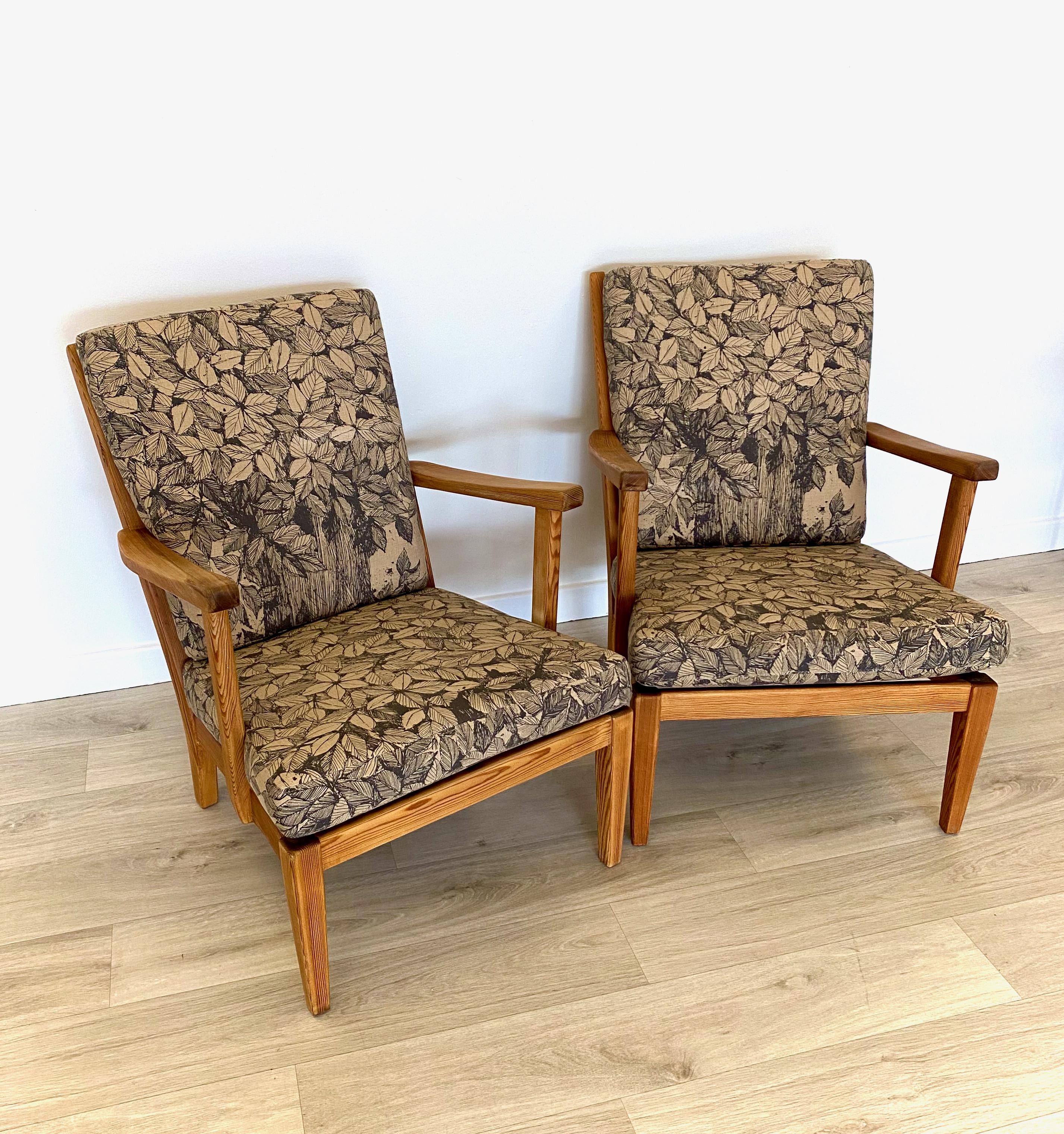 Ensemble ancien de chaises longues en pin du designer suédois Carl Malmsten. 