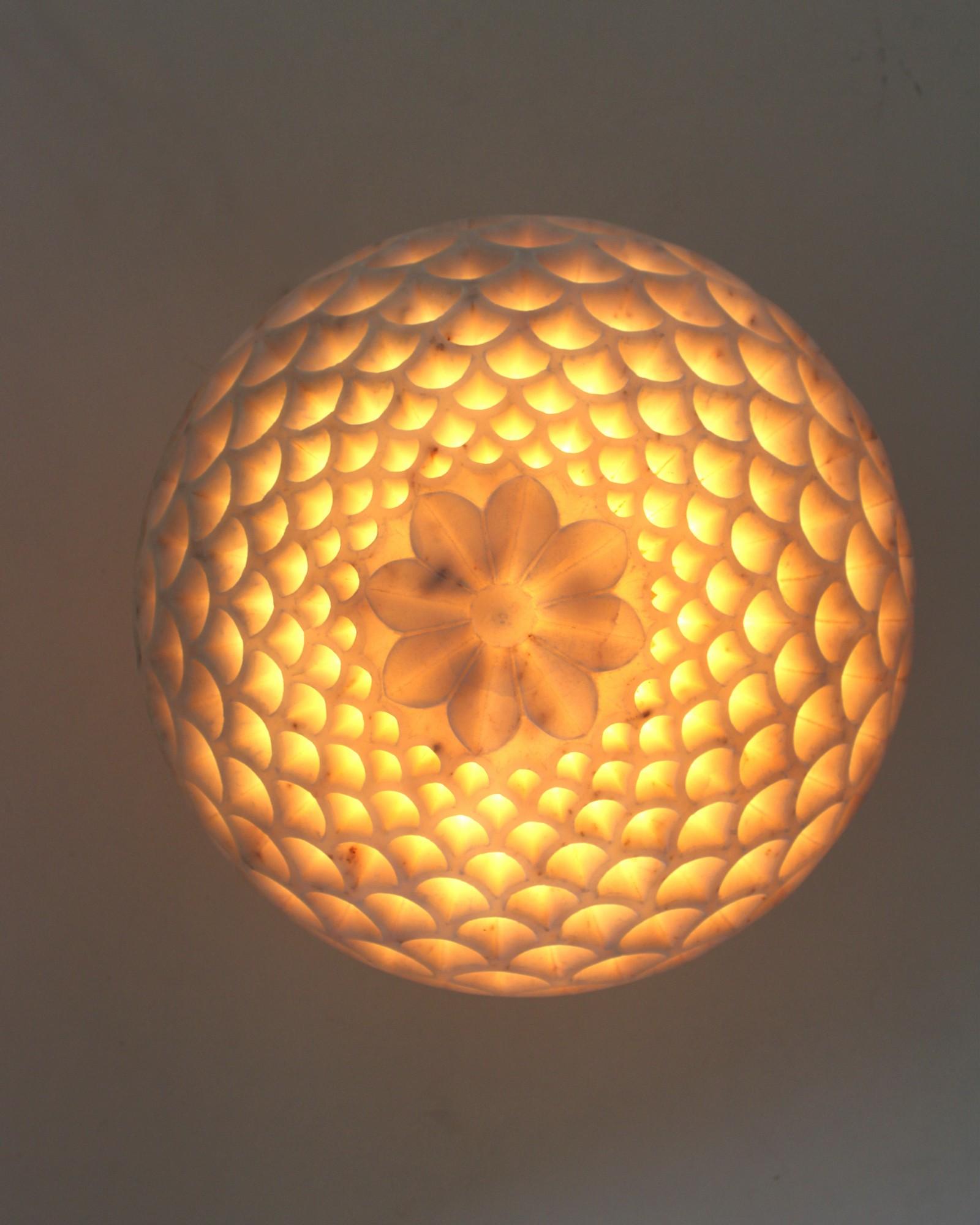 Sculpté à la main Ensemble de deux globes en pin en marbre blanc fabriqués à la main en Inde par Paul Mathieu en vente
