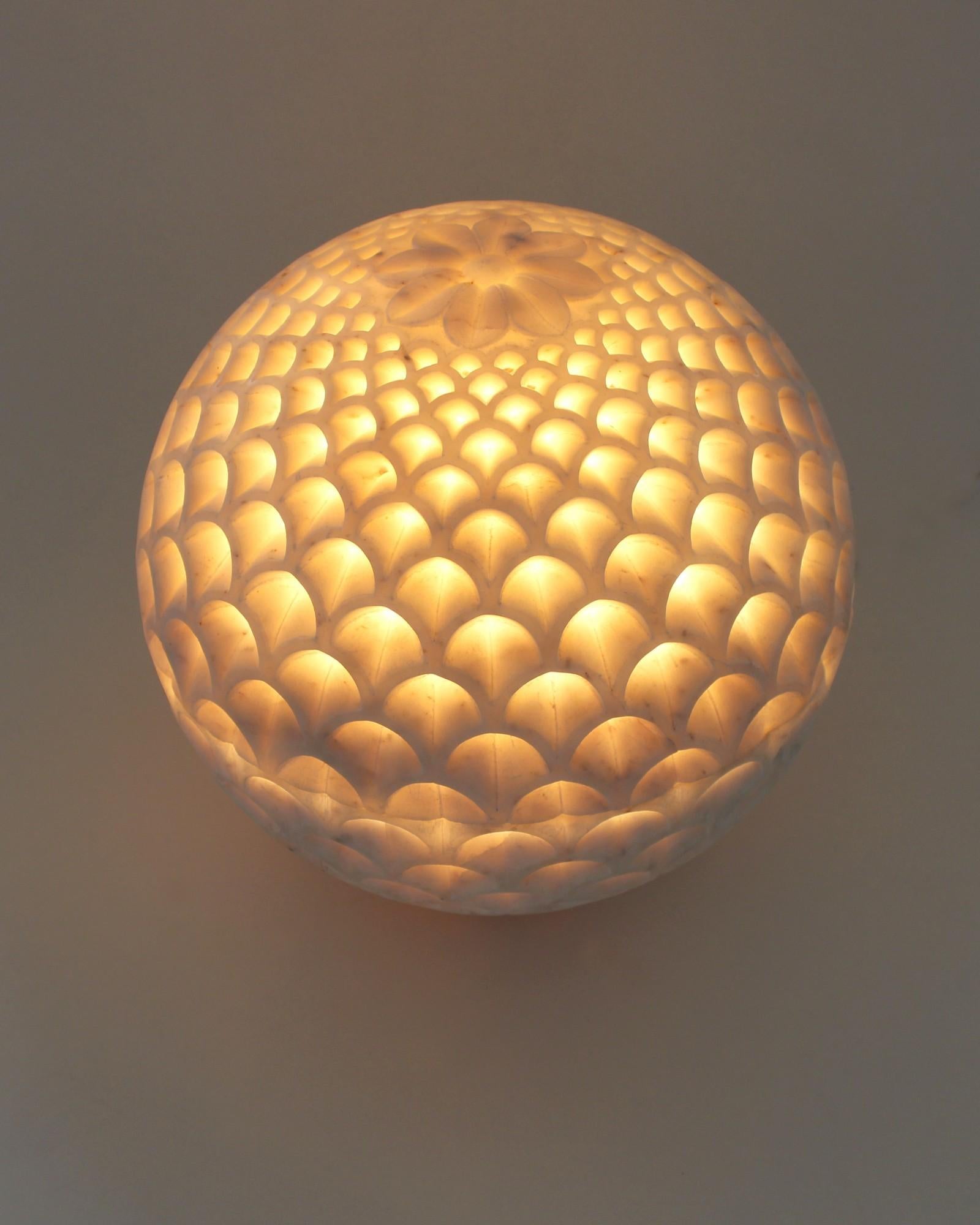 Autre Ensemble de deux globes en pin en marbre blanc fabriqués à la main en Inde par Paul Mathieu en vente