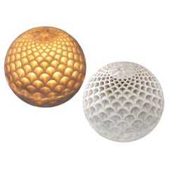 Set aus zwei Kiefernholzkugeln aus weißem Marmor, handgefertigt in Indien von Paul Mathieu