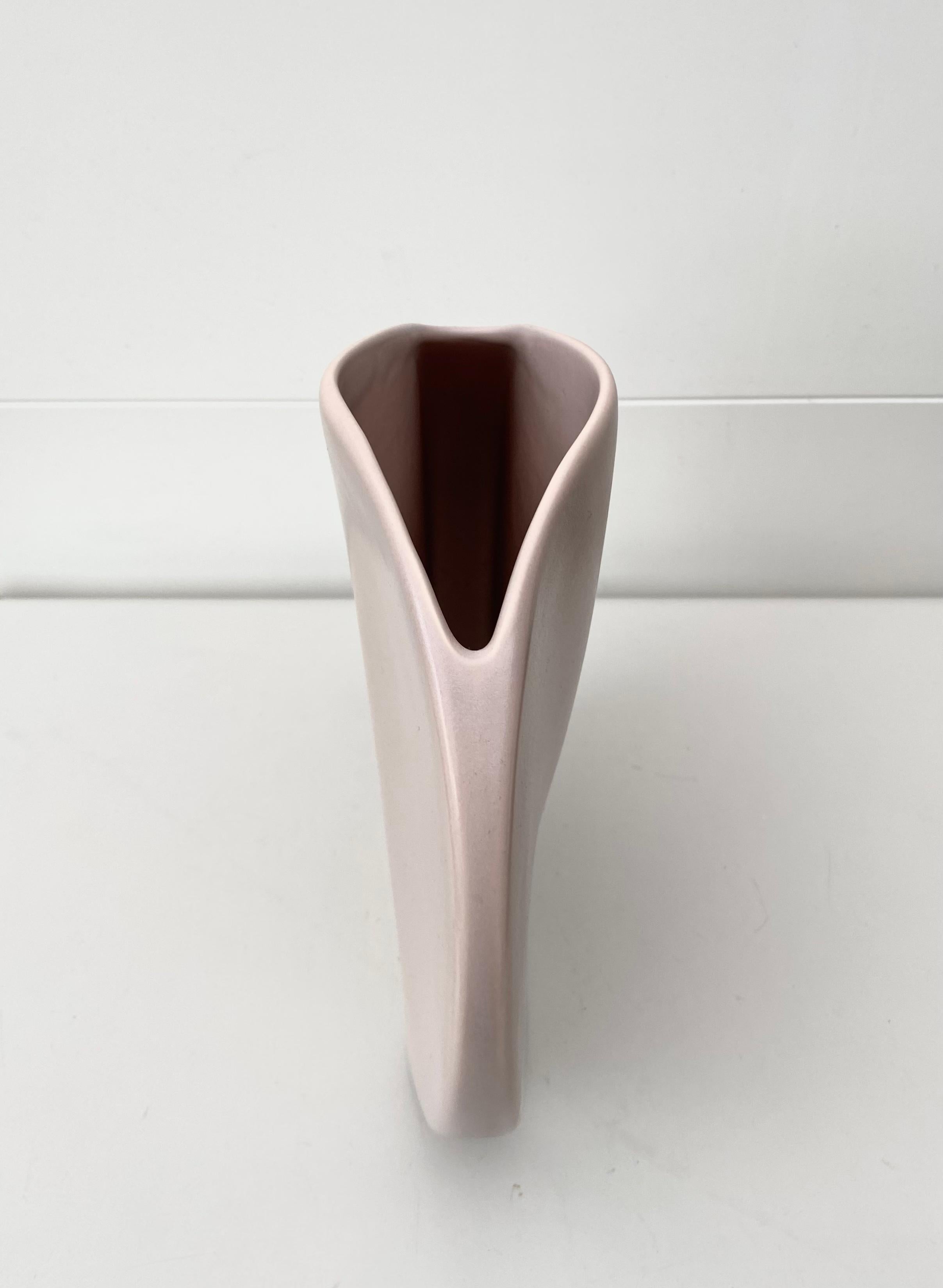 Set of Two Pink Post Modern Vases by Dorothe van Agthoven for Flora Keramiek For Sale 4
