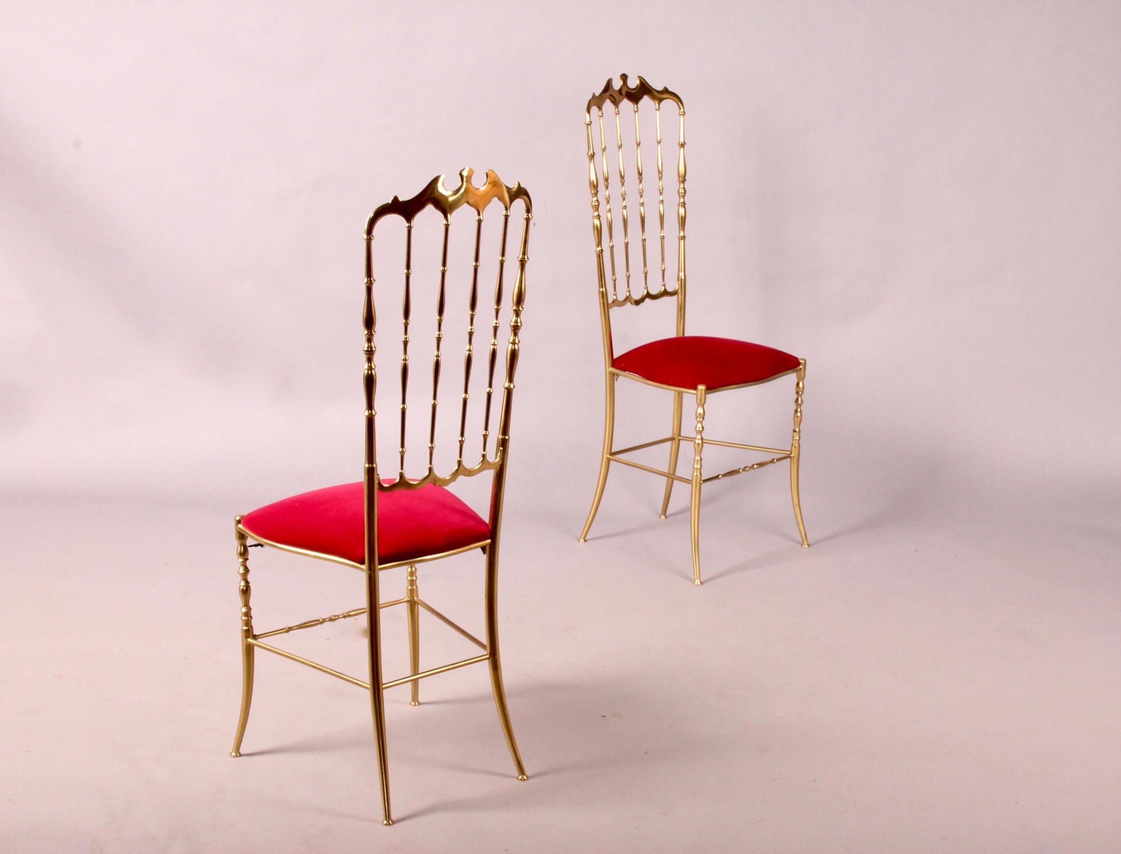 Set of two polished brass Chiavari chairs with red velvet, Italy, there is some part of the brass on one of the chairs which is a little oxidized, see photo.