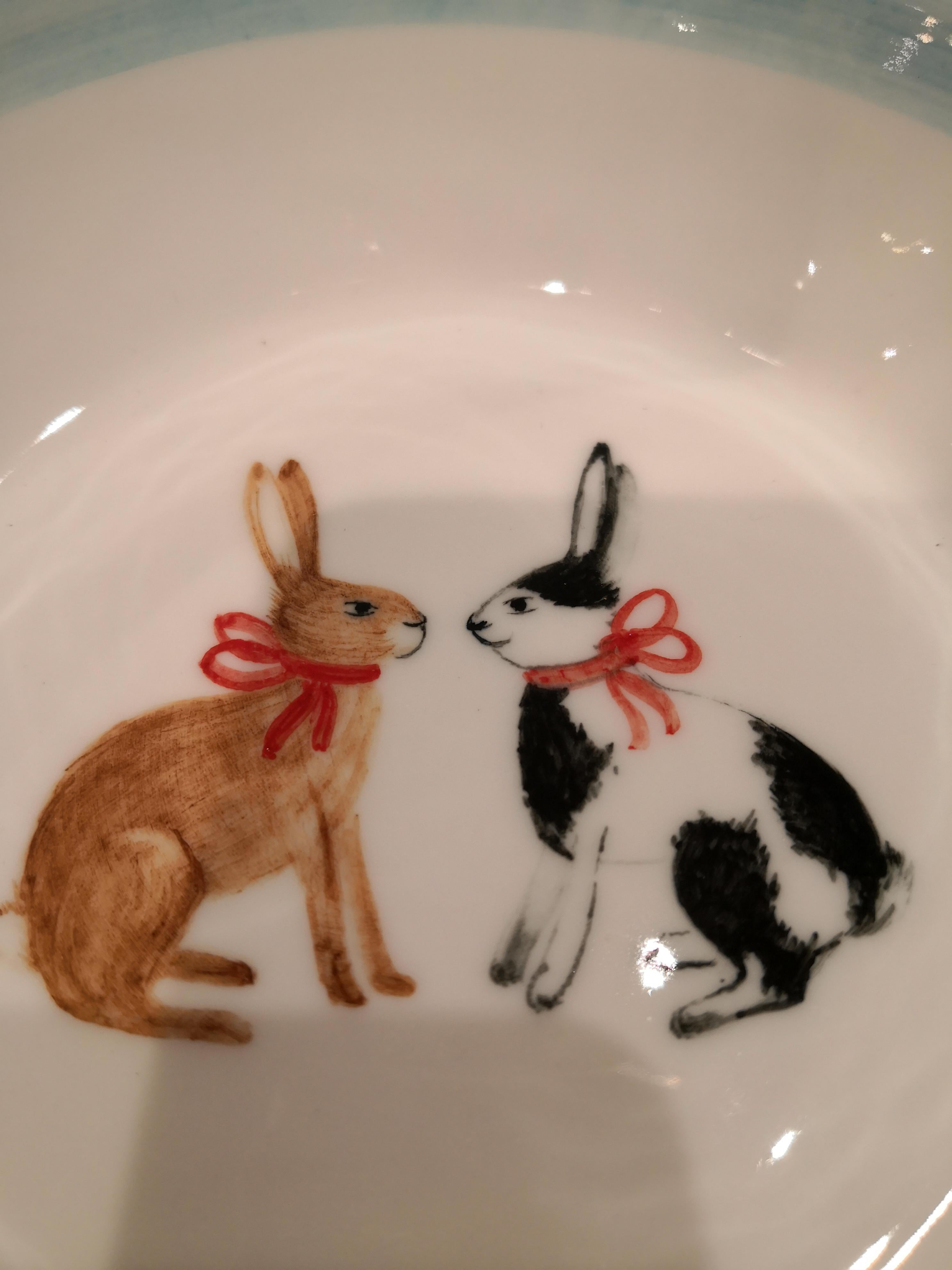 Ensemble de deux bols en porcelaine peints à la main, entièrement faits à la main, avec un décor de Pâques. Bordé d'une fine ligne de platine. Fabriqué à la main en Bavière/Allemagne par Sofina Porcelain.