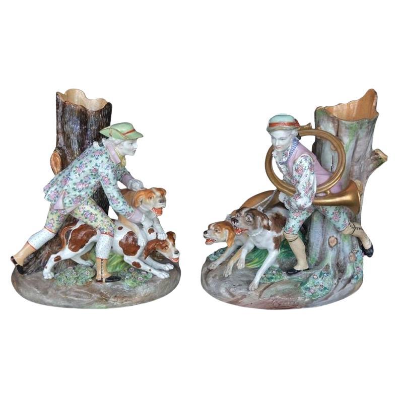 Juego de dos jarrones de porcelana con perro de caza