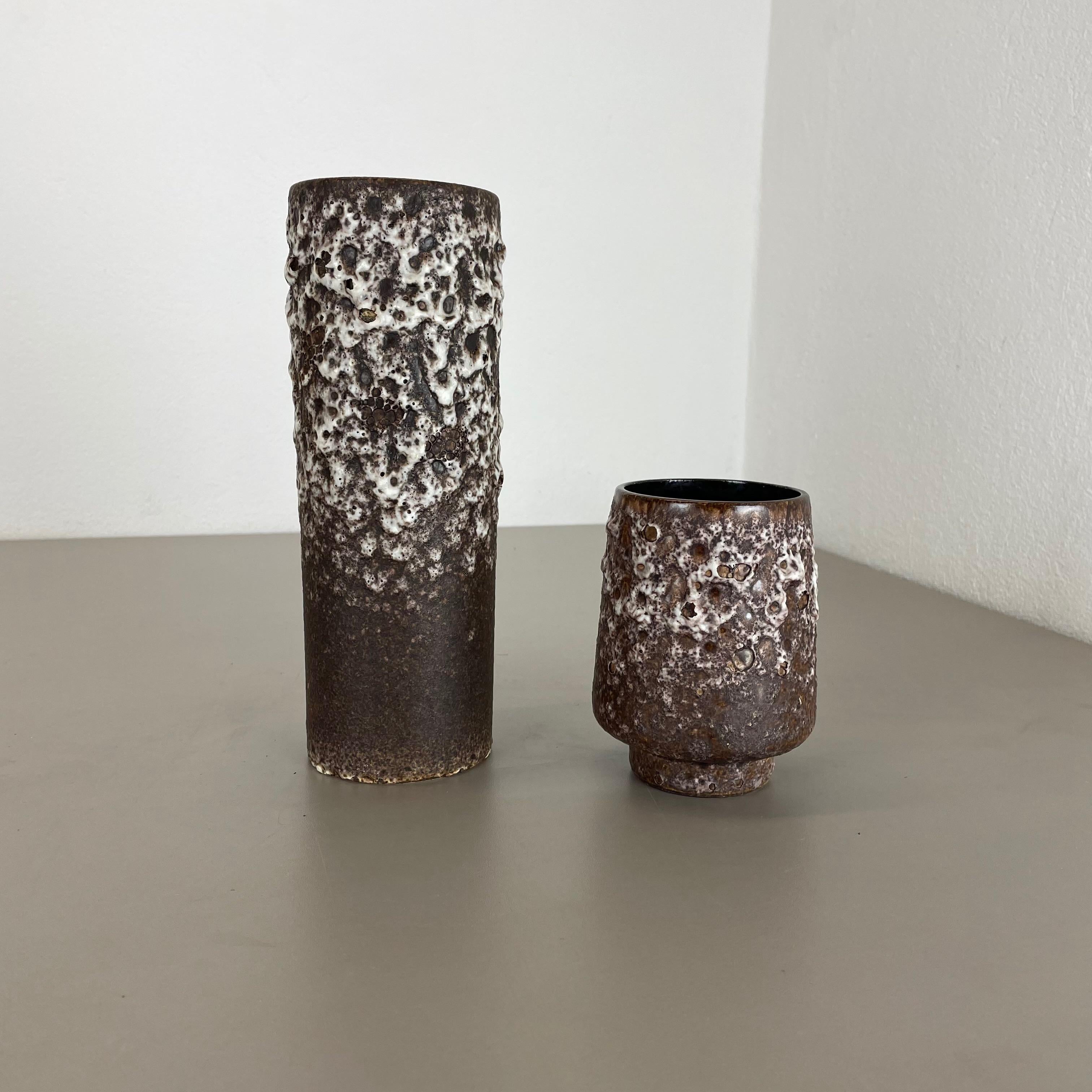 Artikel:

Set aus zwei fetten Lavakunstvasen




Produzent:

Jopeko-Keramik, Deutschland



Jahrzehnt:

1970s




Diese originalen Vintage-Vasen wurden in den 1970er Jahren in Deutschland hergestellt. Sie ist aus Keramik in
