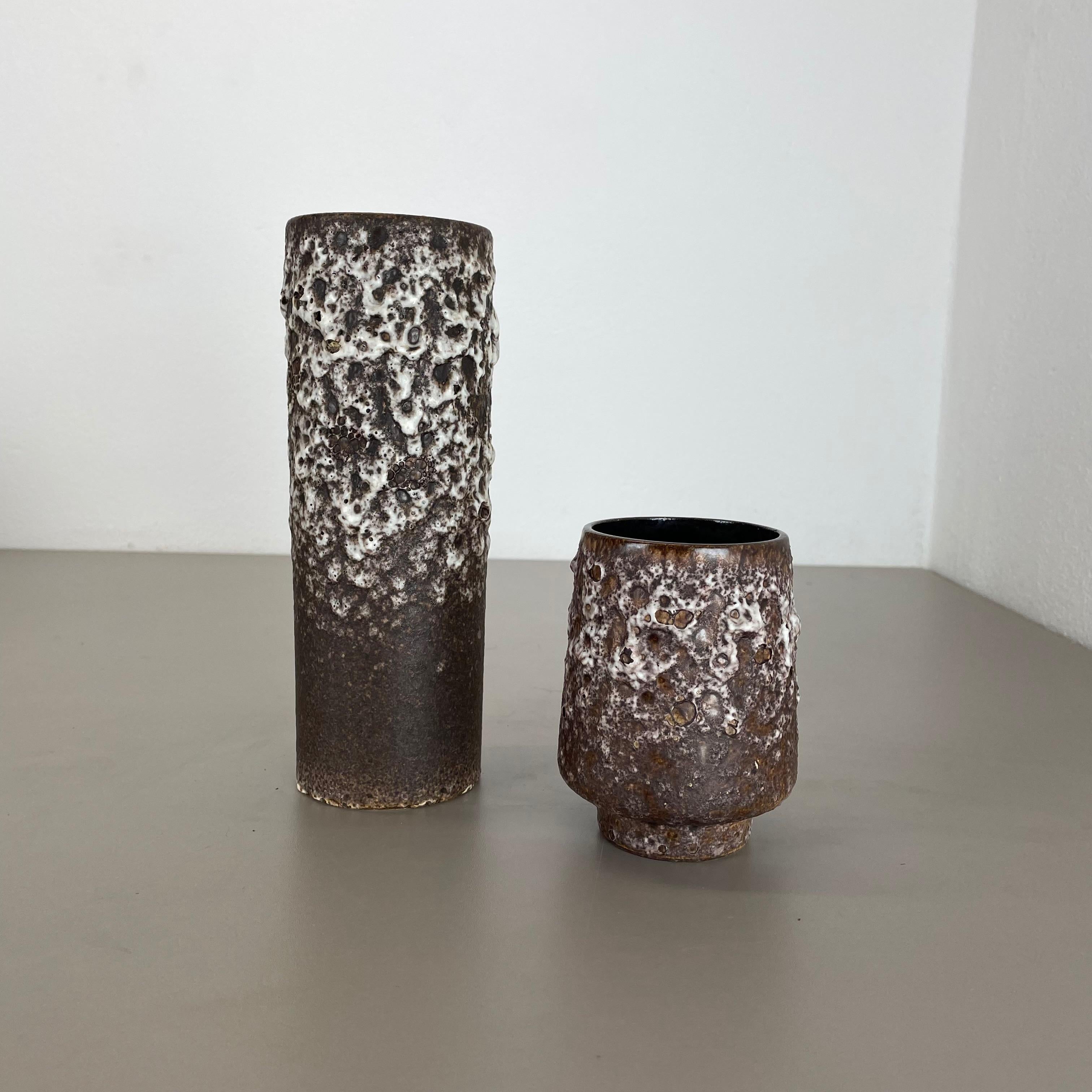 Set von zwei Fat Lava-Vasen aus Keramik „Crusty Brown-White“ von Jopeko, Deutschland, 1970er Jahre im Zustand „Gut“ im Angebot in Kirchlengern, DE