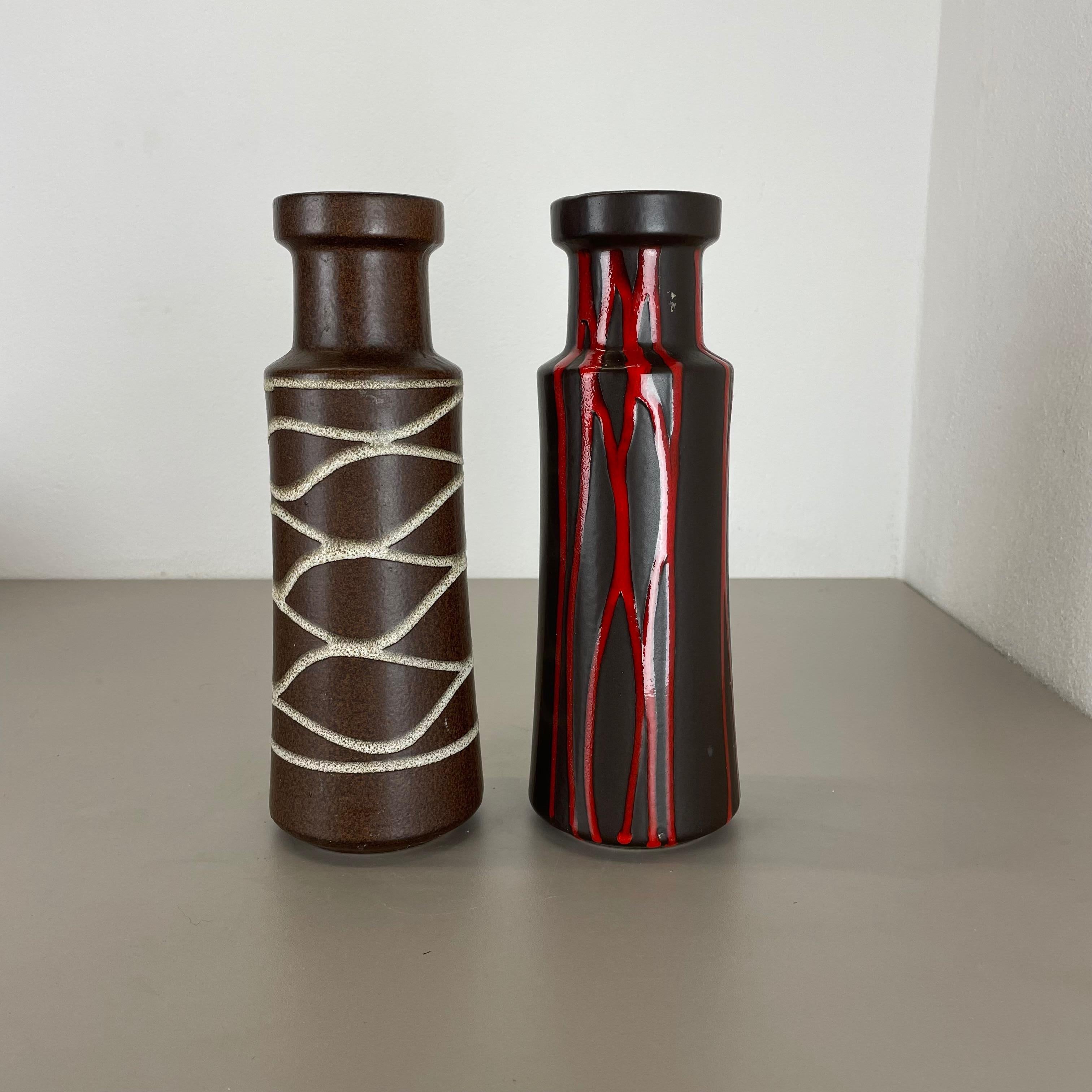 Artikel:

Set aus zwei fetten Lavakunstvasen


Produzent:

Scheurich, Deutschland



Jahrzehnt:

1970s




Diese originalen Vintage-Vasen wurden in den 1970er Jahren in Deutschland hergestellt. Sie ist aus Keramik in fetter Lava-Optik gefertigt.