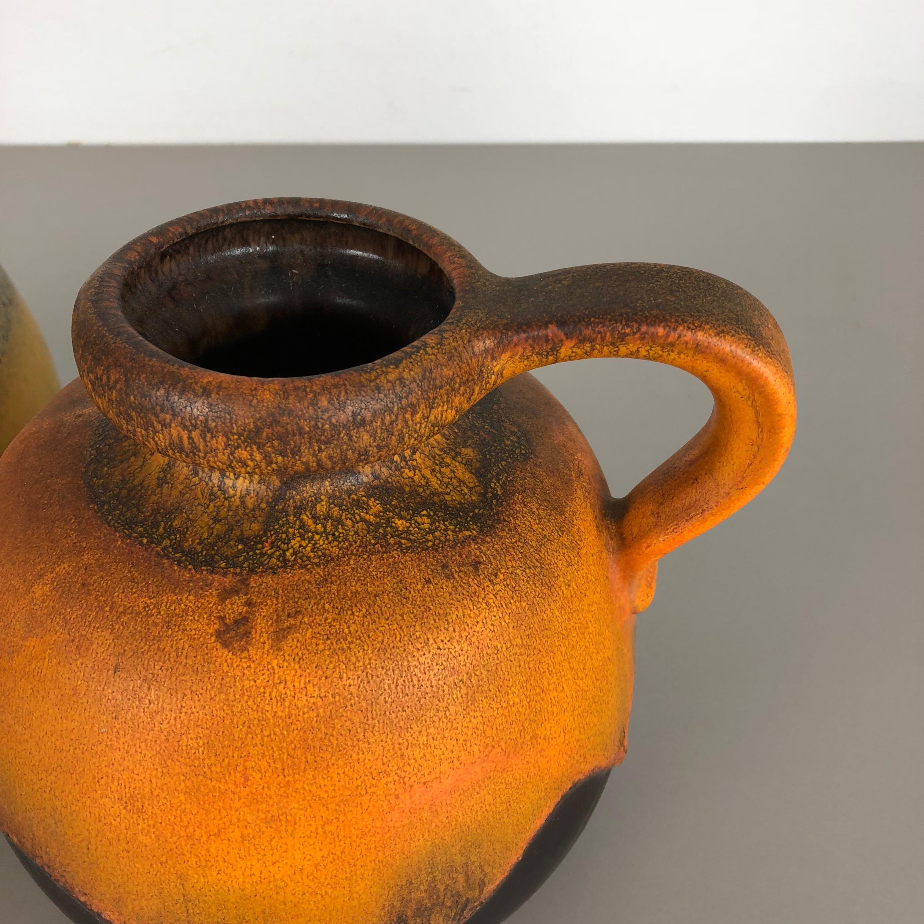 XX secolo Set di due vasi in ceramica a lava grassa modello 