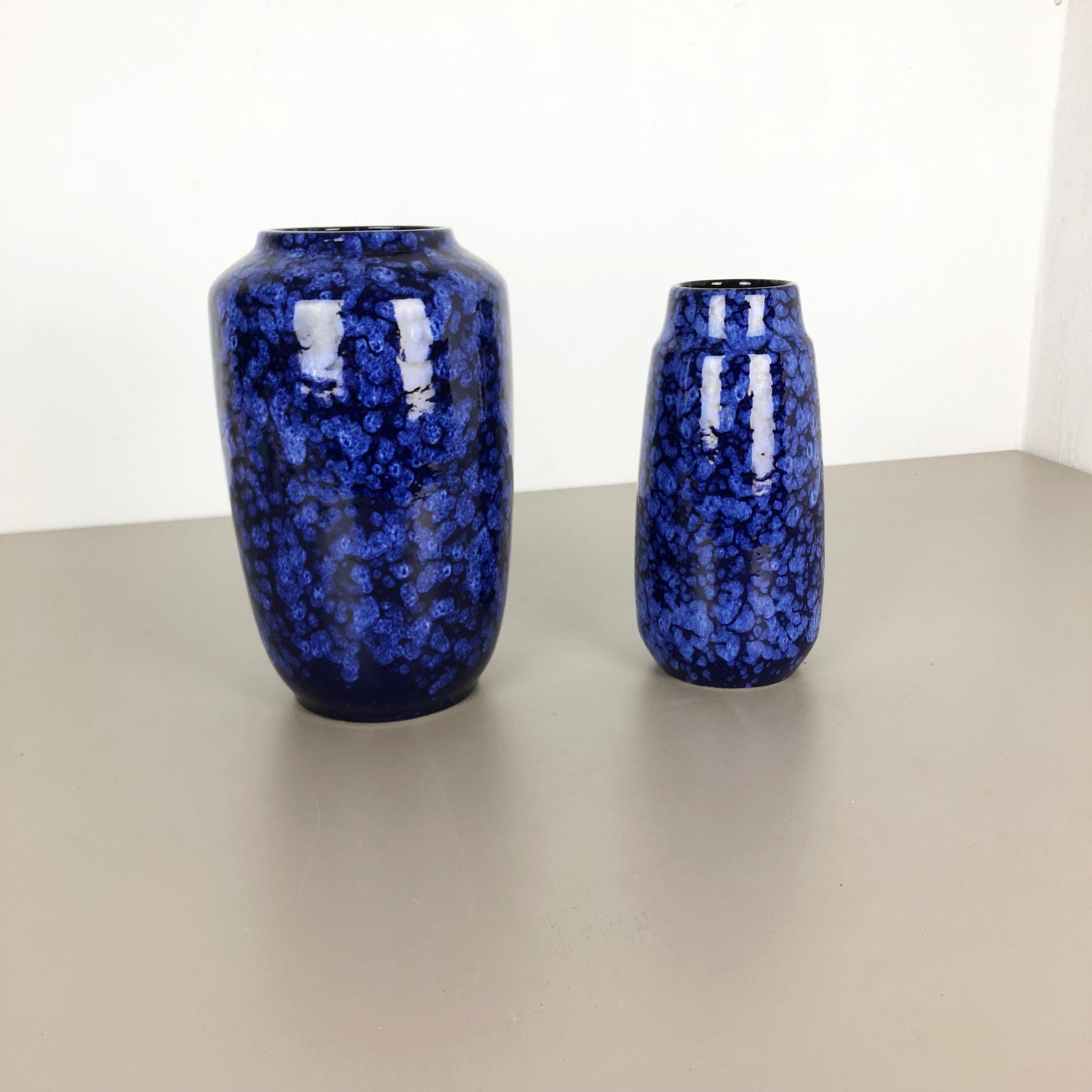 Set von zwei flachen Lava-Vasen aus Keramik, Modell „Blau“, hergestellt von Scheurich, Deutschland, 1970er Jahre (Moderne der Mitte des Jahrhunderts) im Angebot