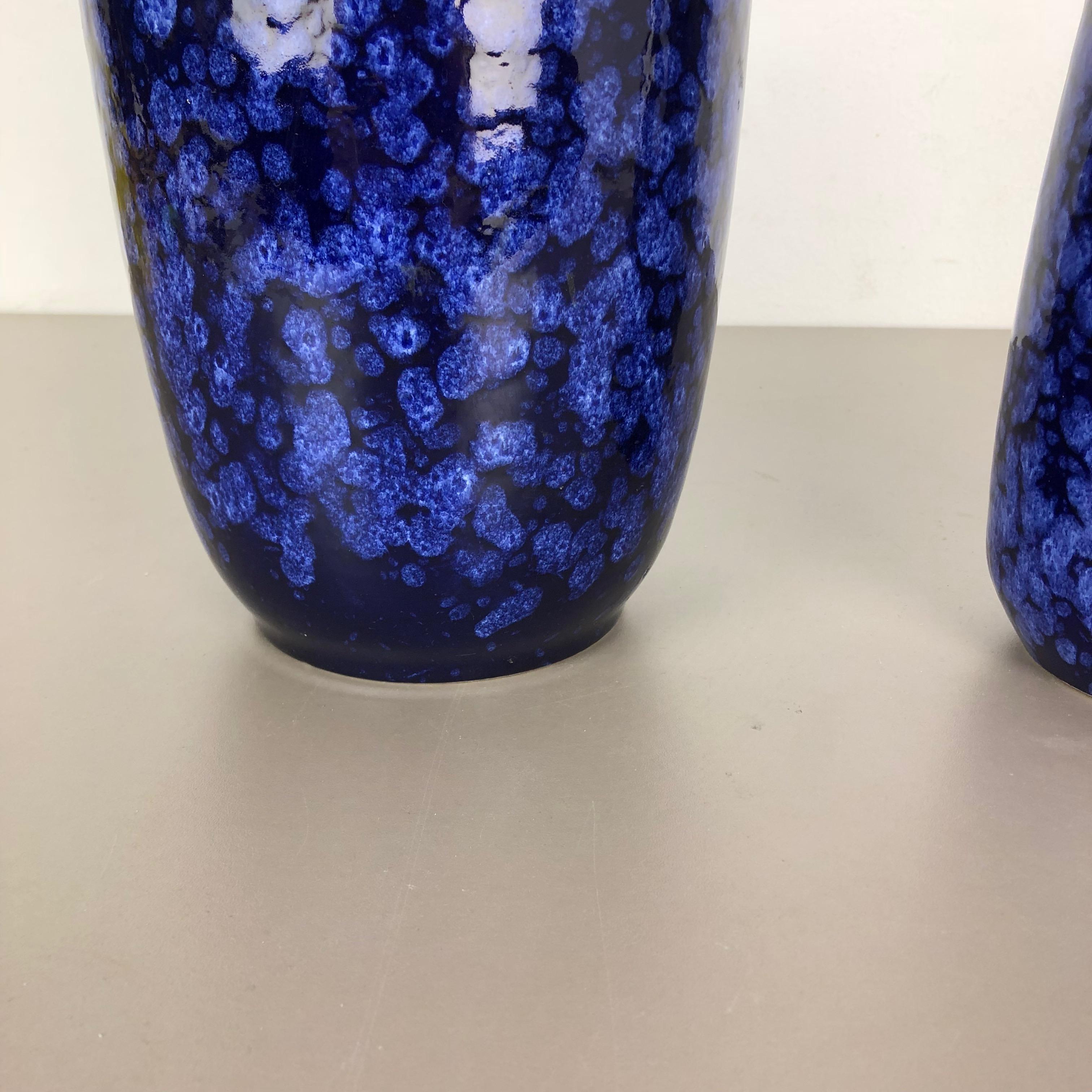 Set von zwei flachen Lava-Vasen aus Keramik, Modell „Blau“, hergestellt von Scheurich, Deutschland, 1970er Jahre im Angebot 4
