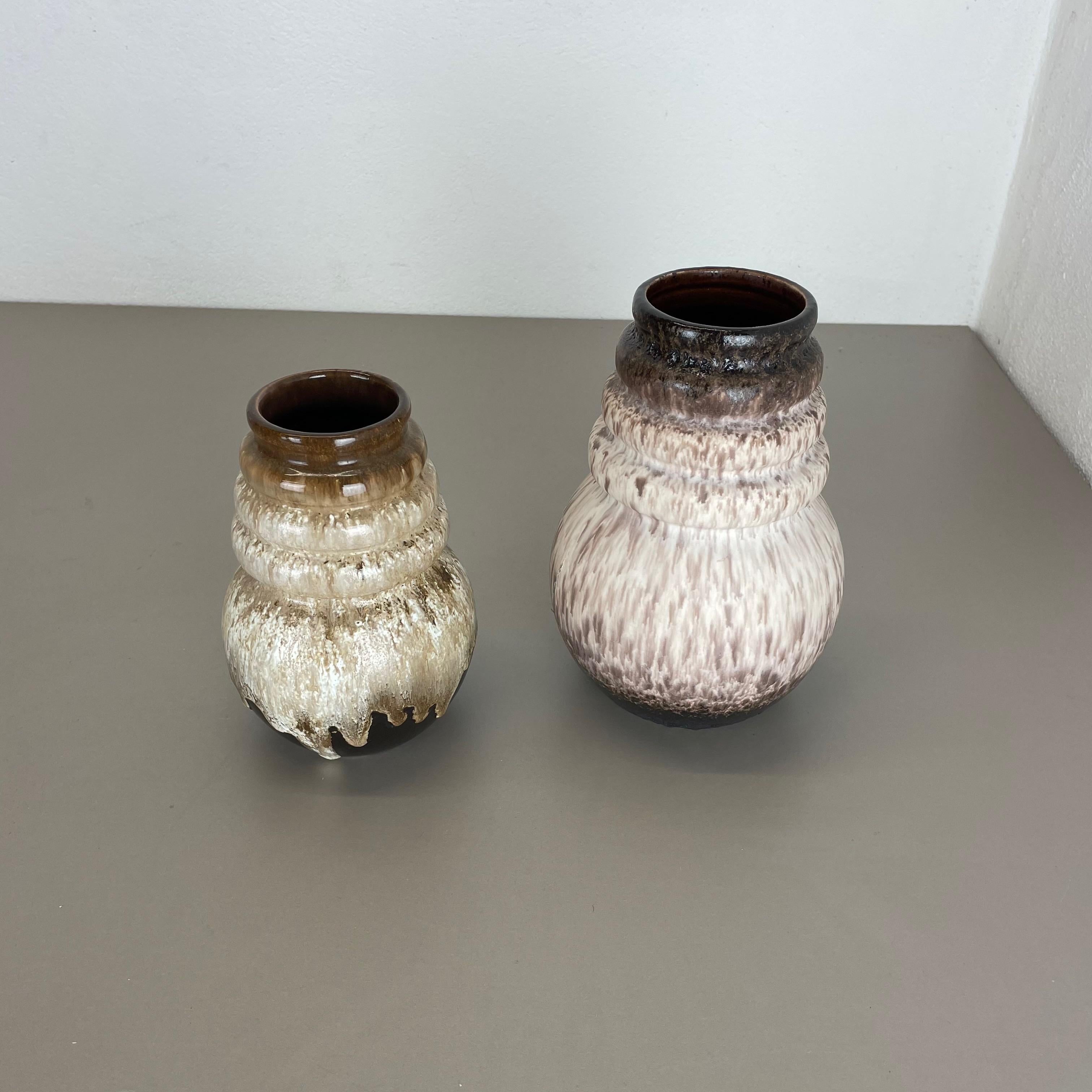 Artikel:

Set aus zwei fetten Lavakunstvasen




Produzent:

Scheurich, Deutschland



Jahrzehnt:

1970s




Diese originalen Vintage-Vasen wurden in den 1970er Jahren in Deutschland hergestellt. Sie ist aus Keramik in fetter