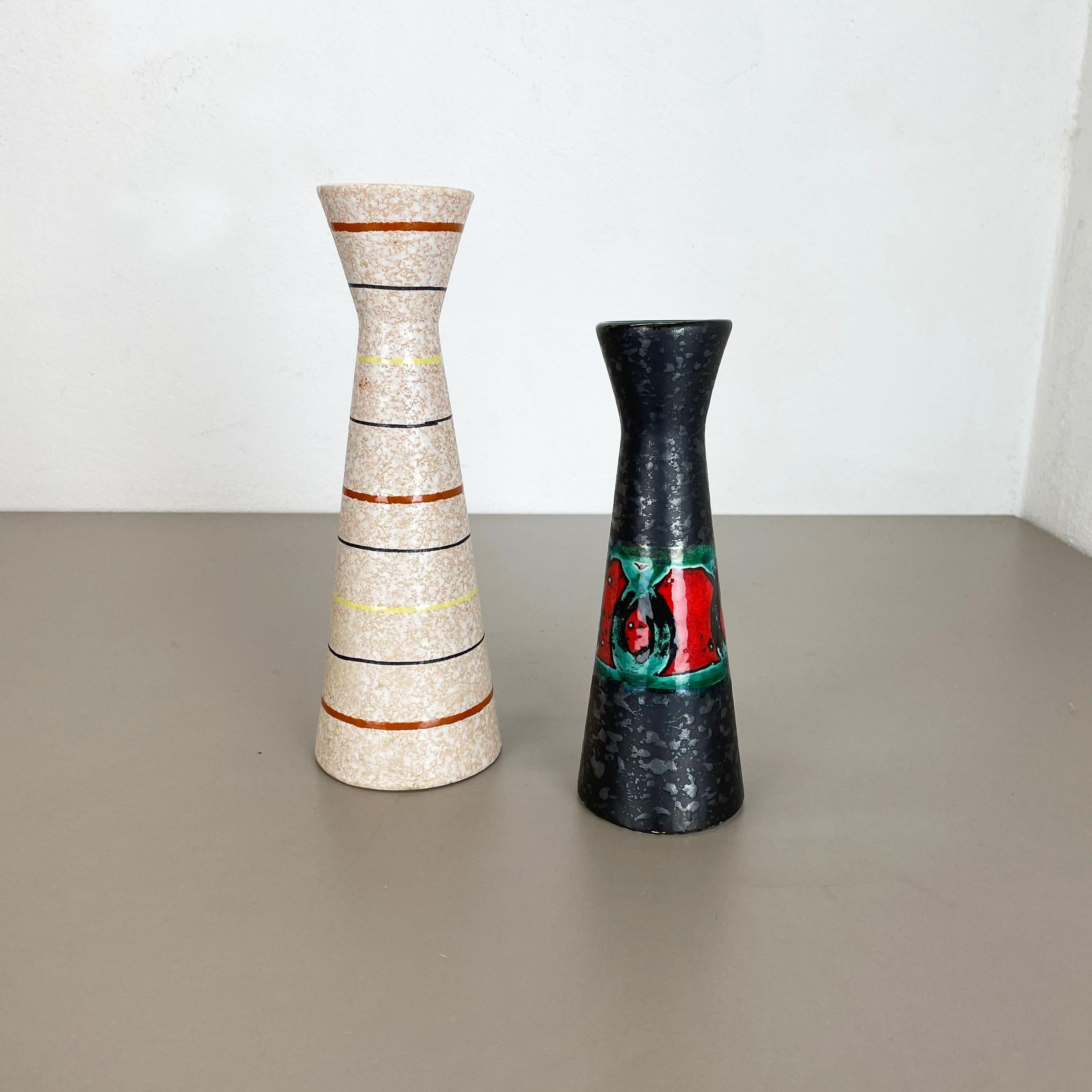 Artikel:

Set aus zwei fetten Lavakunstvasen


Produzent:

Scheurich, Deutschland



Jahrzehnt:

1970s




Diese originalen Vintage-Vasen wurden in den 1970er Jahren in Deutschland hergestellt. Sie ist aus Keramik in fetter