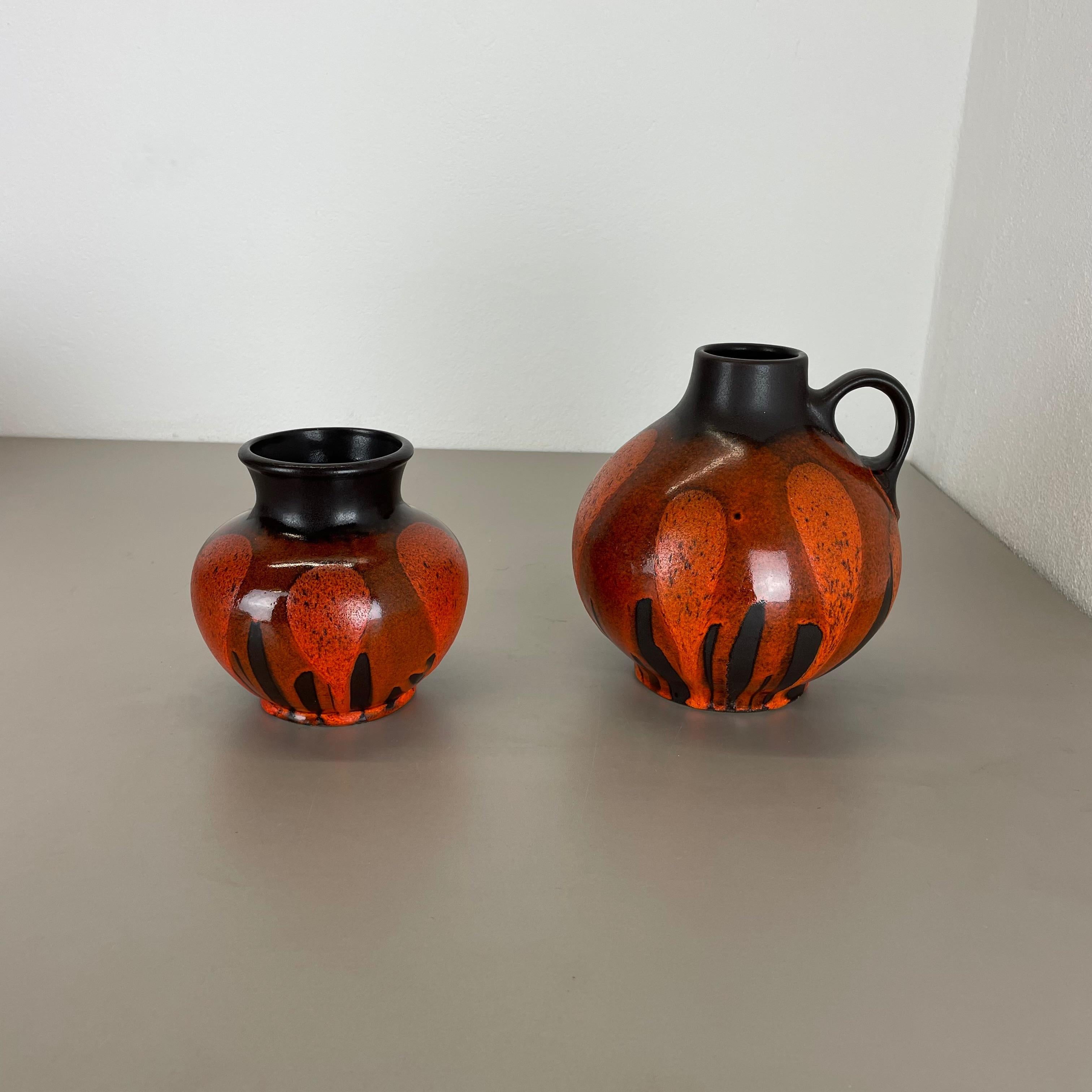 Set von zwei Keramikvasen „roten schwarzen“ Objekten von Steuler Ceramics, Deutschland, 1970er Jahre im Zustand „Gut“ im Angebot in Kirchlengern, DE