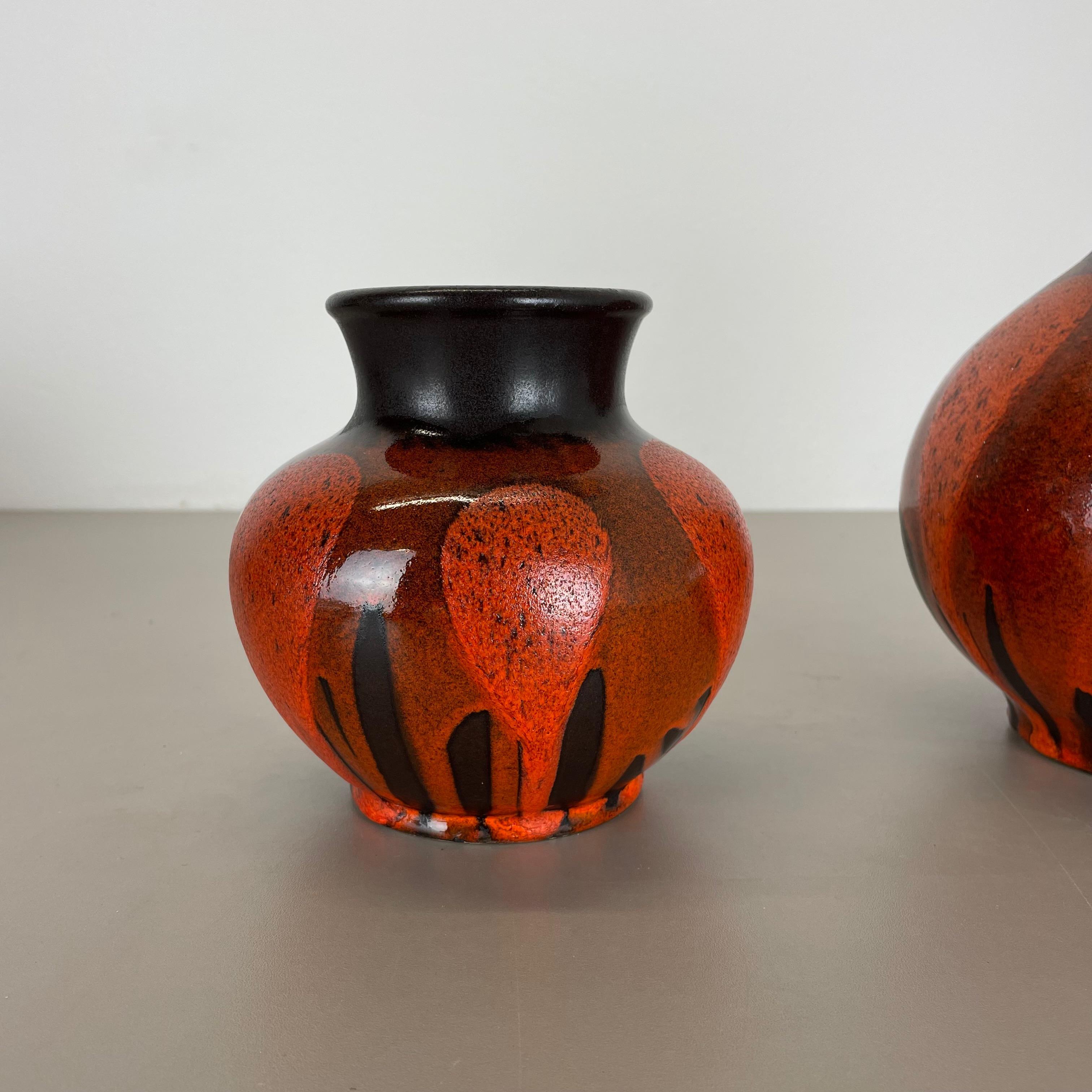 Set von zwei Keramikvasen „roten schwarzen“ Objekten von Steuler Ceramics, Deutschland, 1970er Jahre (20. Jahrhundert) im Angebot