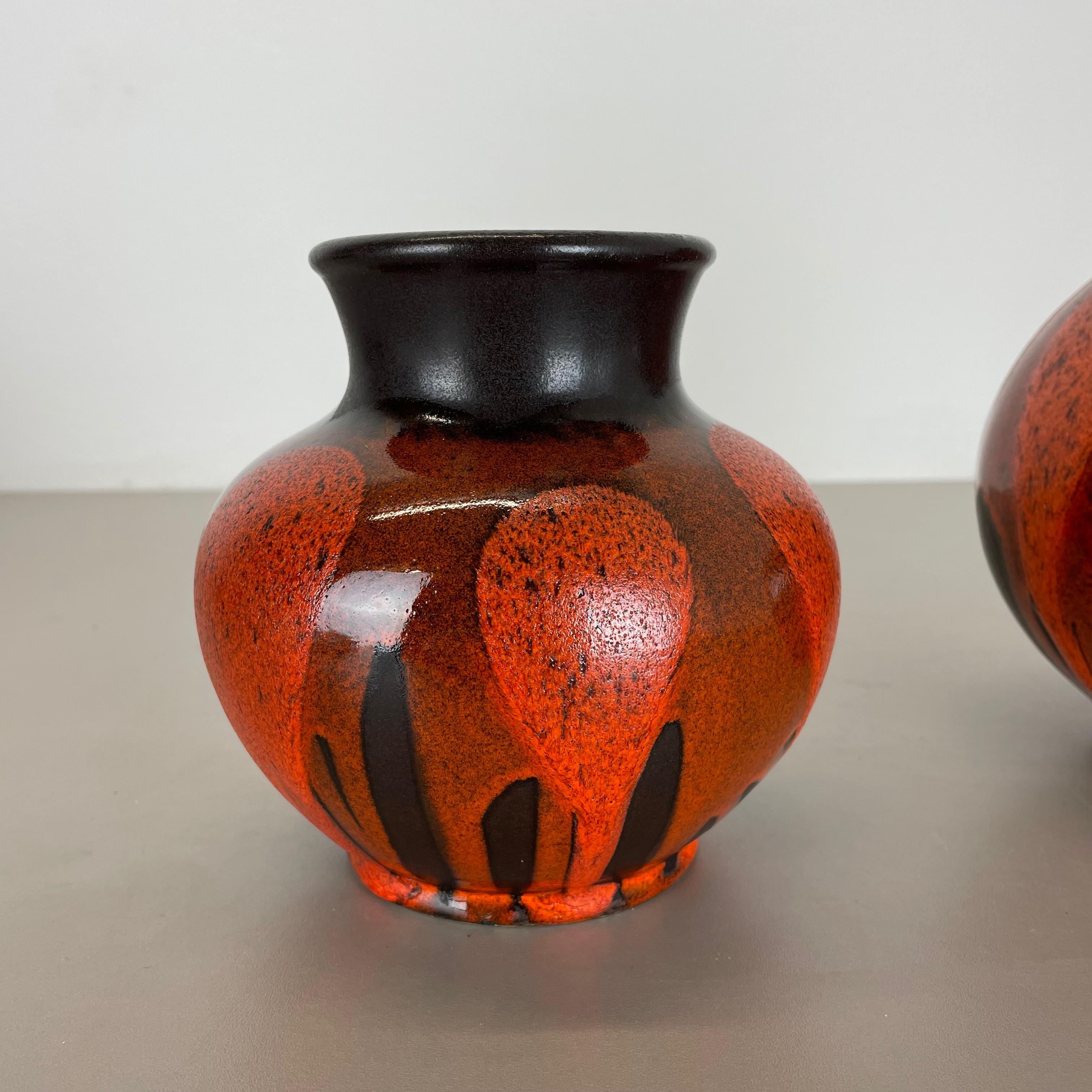 Set von zwei Keramikvasen „roten schwarzen“ Objekten von Steuler Ceramics, Deutschland, 1970er Jahre im Angebot 1