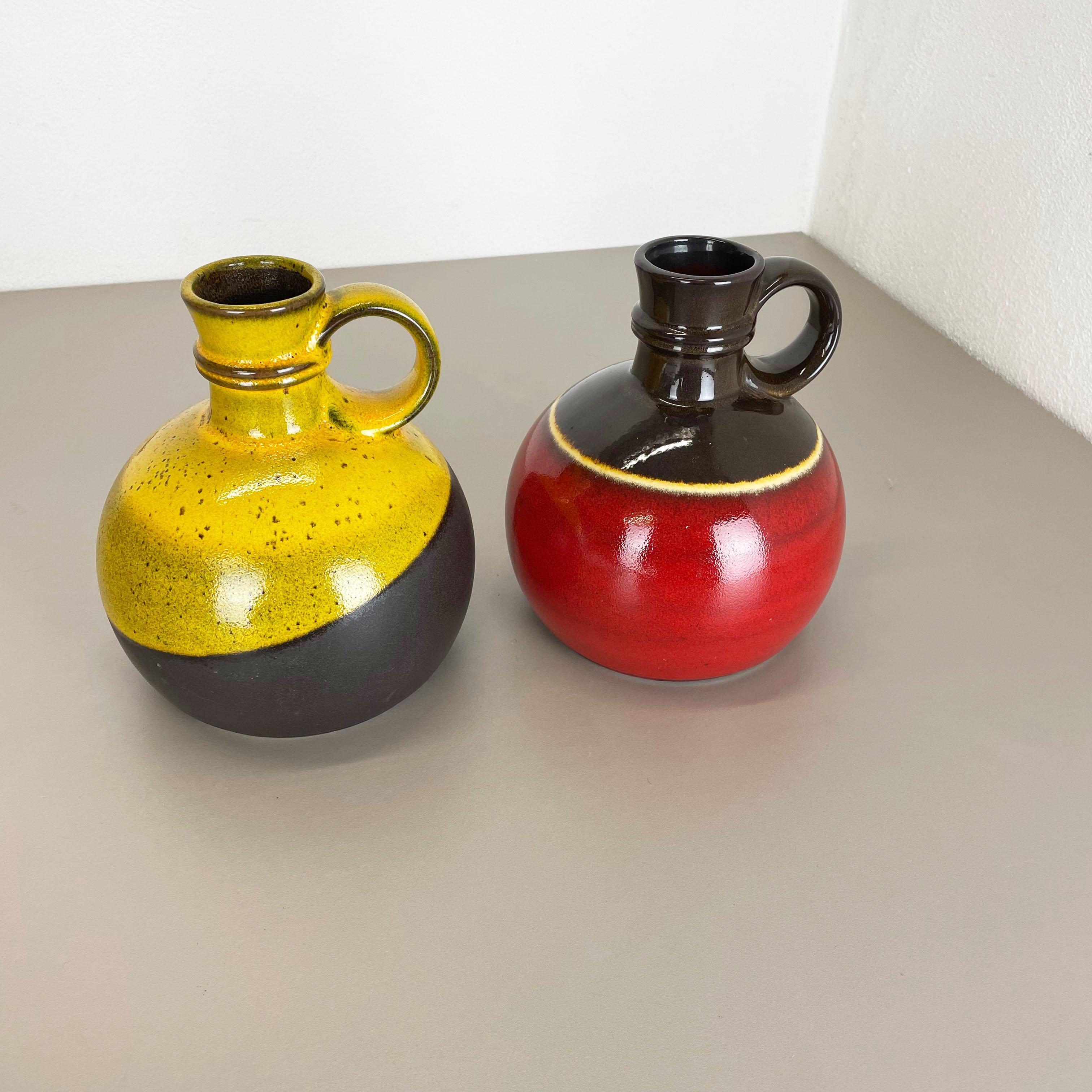 Artikel:

Zweiteiliges Set aus zwei Keramikvasenelementen


Produzent:

Steuler, Deutschland



Jahrzehnt:

1970er


Beschreibung:

Diese originale Vintage-Vase wurde in den 1970er Jahren in Deutschland hergestellt. Es ist aus