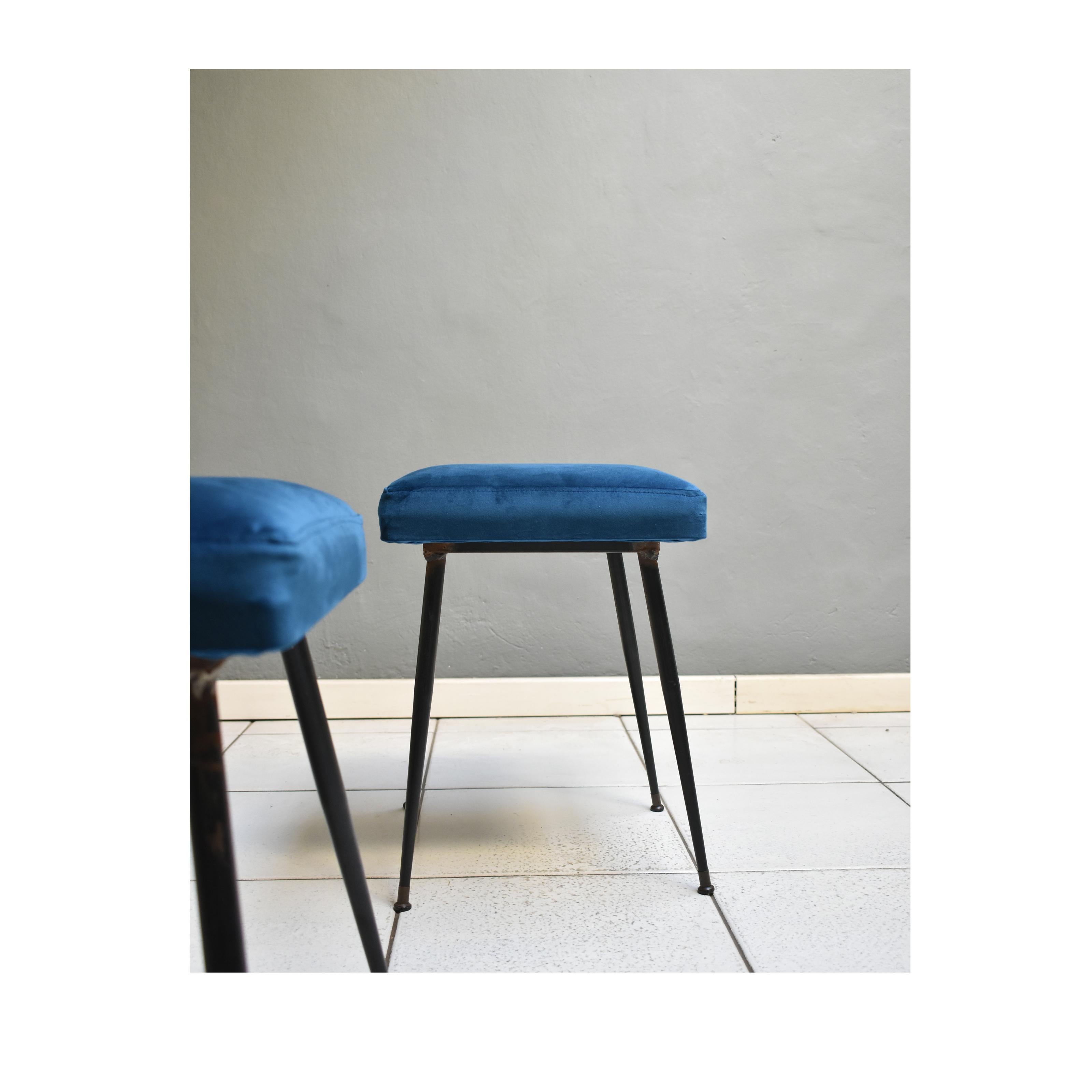 Set of Two Poufs 60s Stools, Brass Feet and Petroleum Blue Velvet Upholstery In Good Condition For Sale In Milan, IT