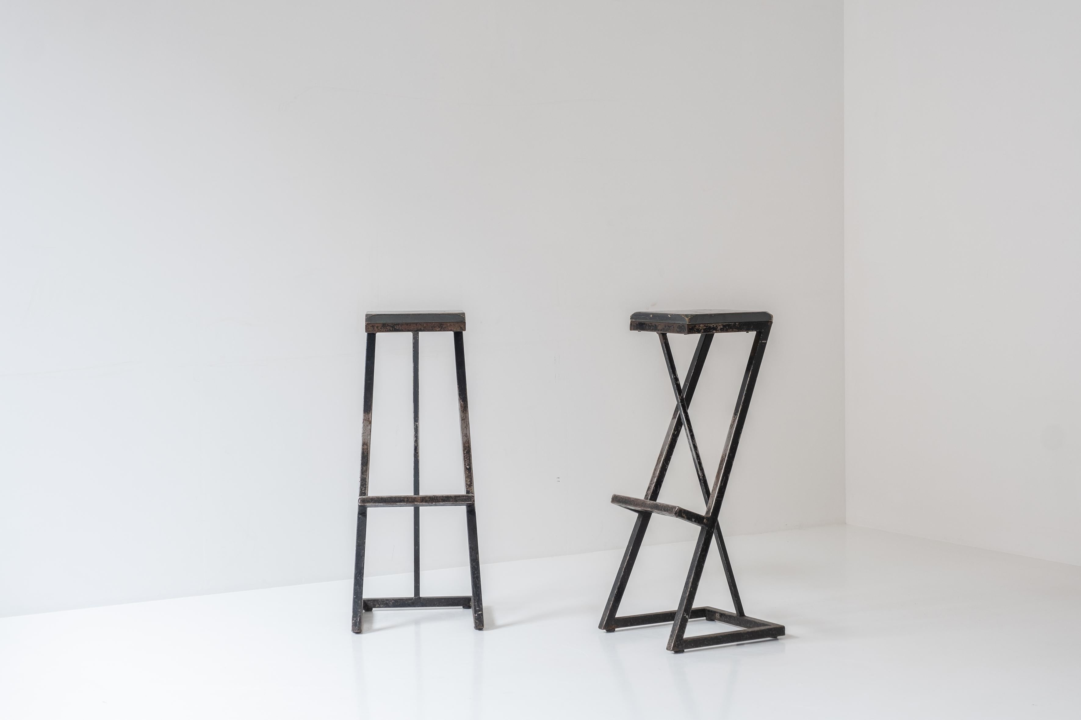 Européen Ensemble de deux tabourets de bar prototypes des années 1950. en vente