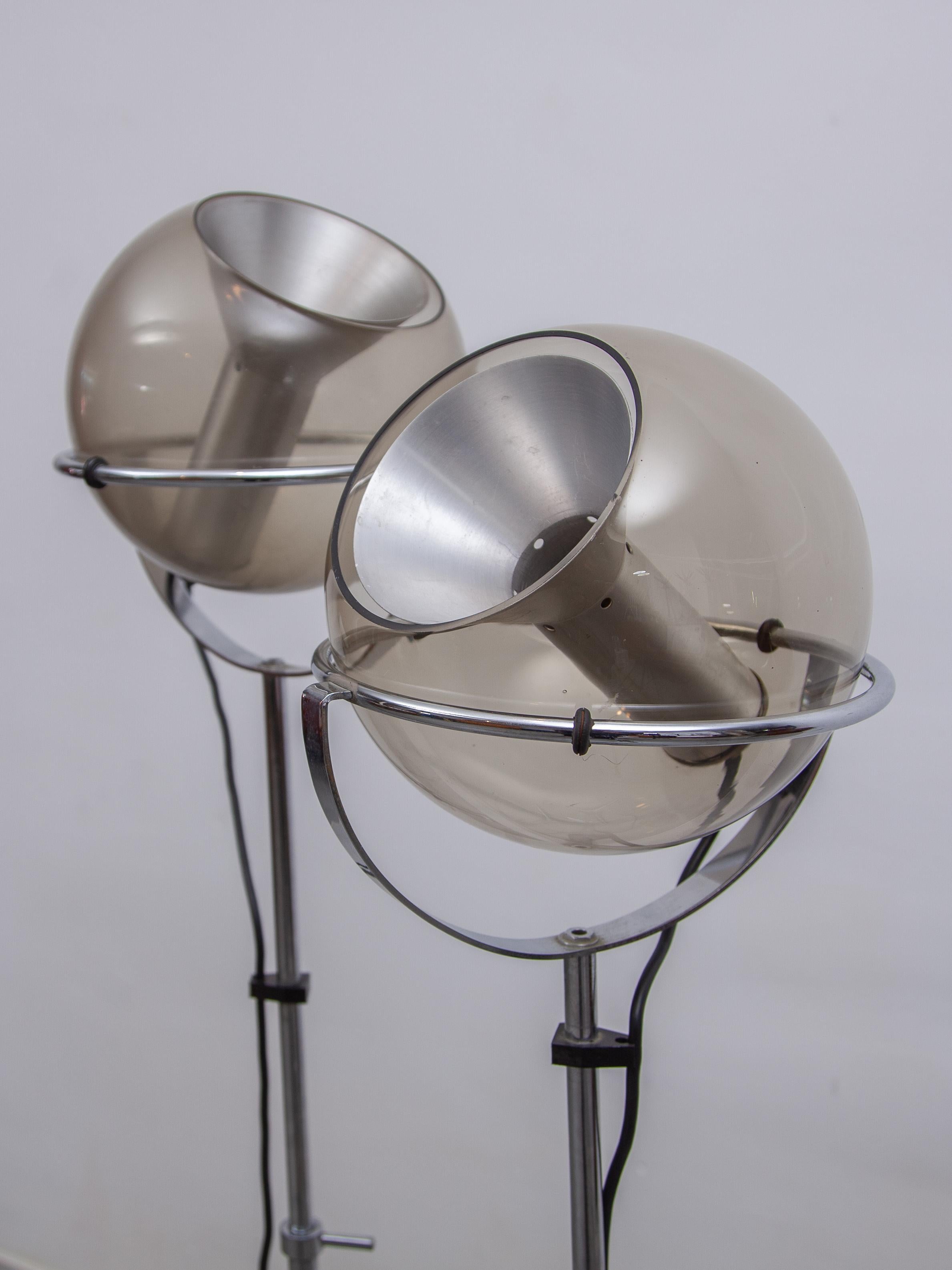 Ensemble de deux lampadaires à globe en verre 